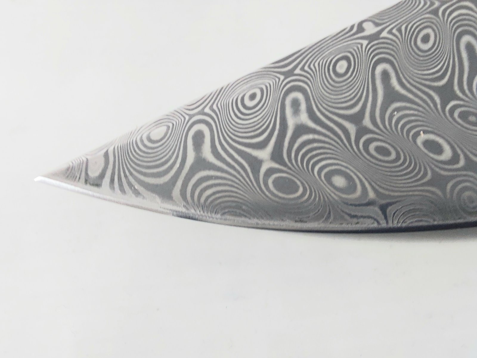 Ръчно направен ловен нож от кована дамаска стомана с дръжка от сандалово дърво и кориан