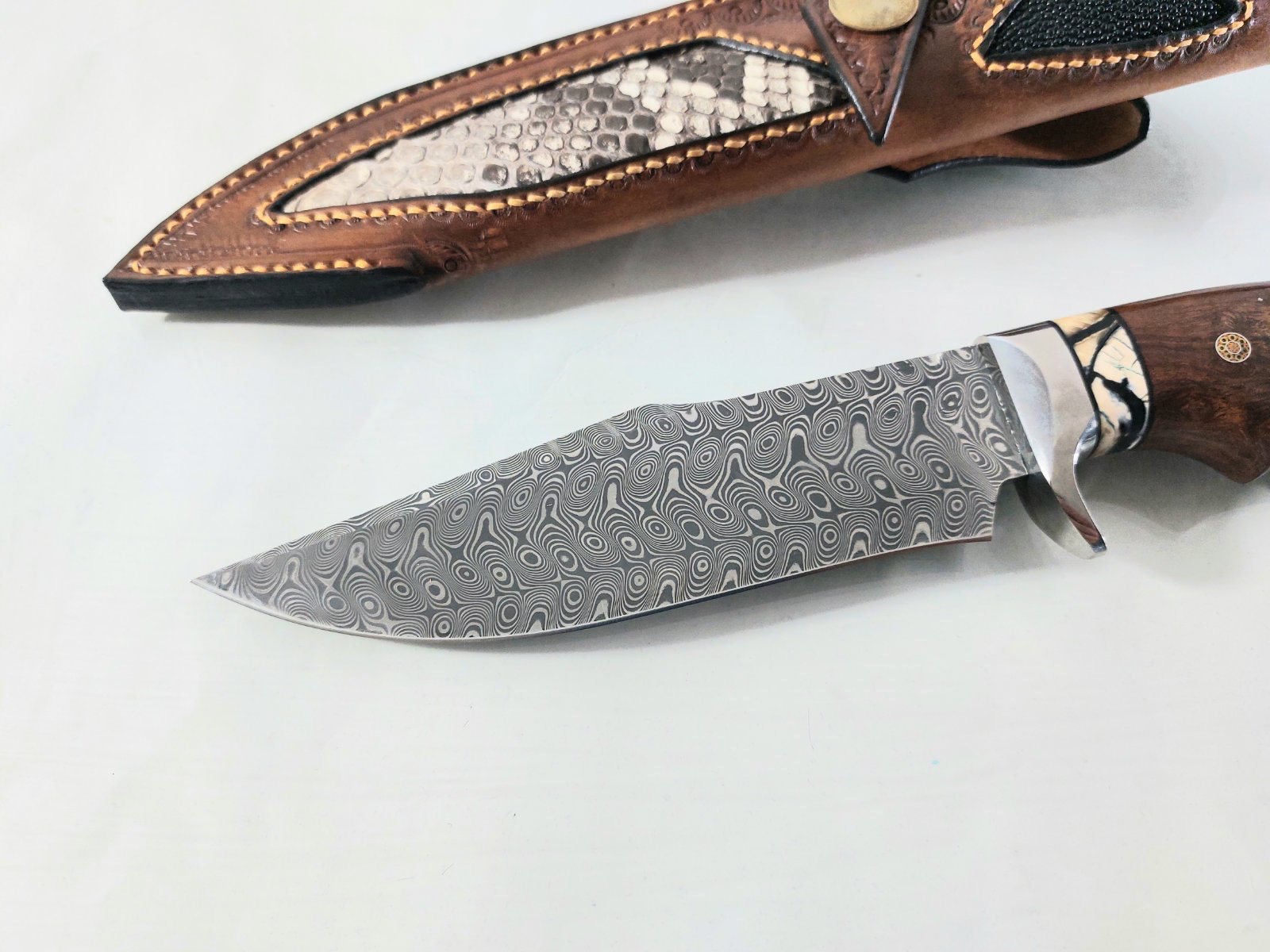 Ръчно направен ловен нож от кована дамаска стомана с дръжка от сандалово дърво и кориан