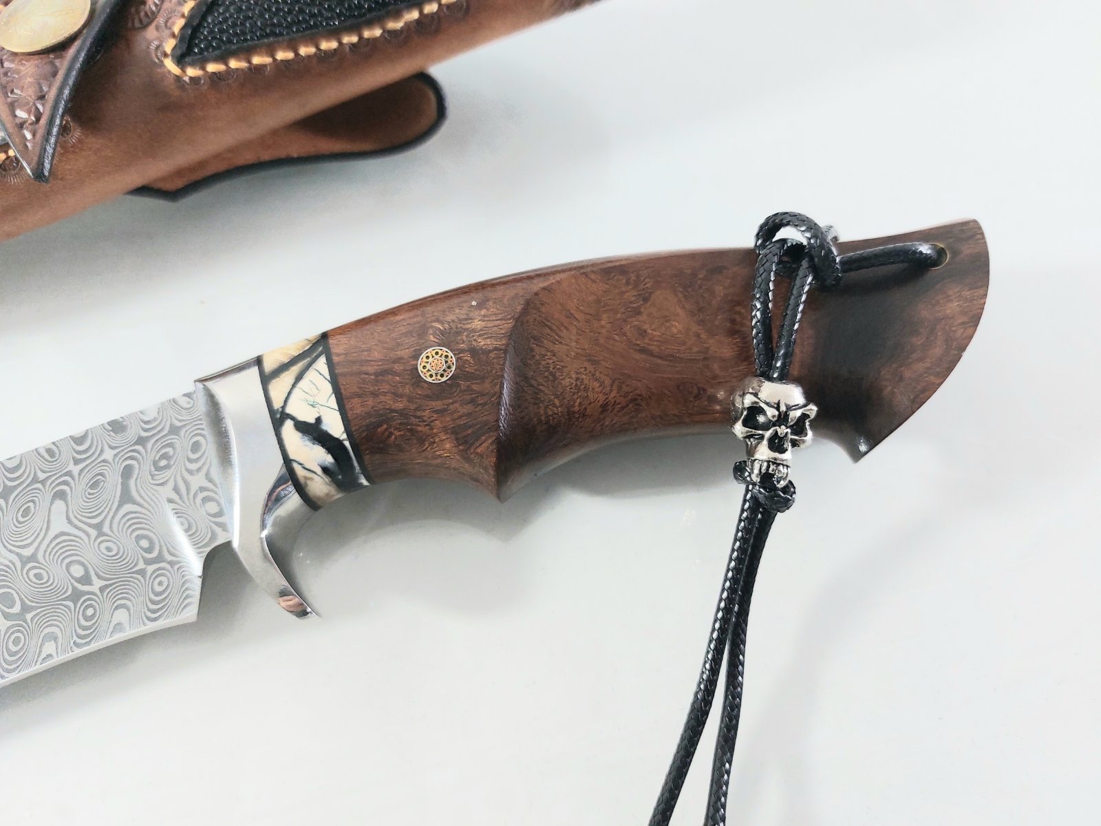 Ръчно направен ловен нож от кована дамаска стомана с дръжка от сандалово дърво и кориан