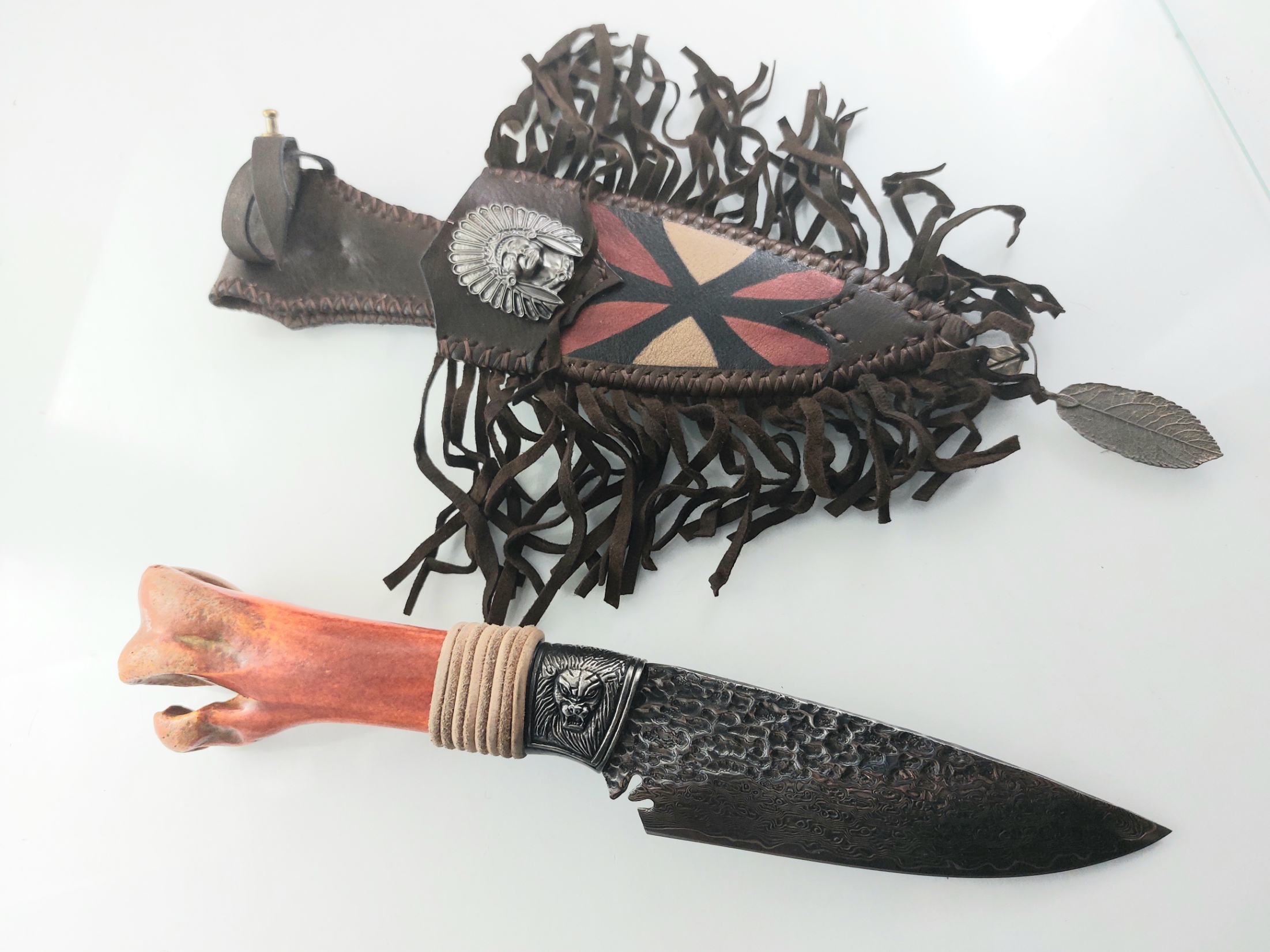 Ловен нож ръчно направен от дамаска стомана и кост от щраус