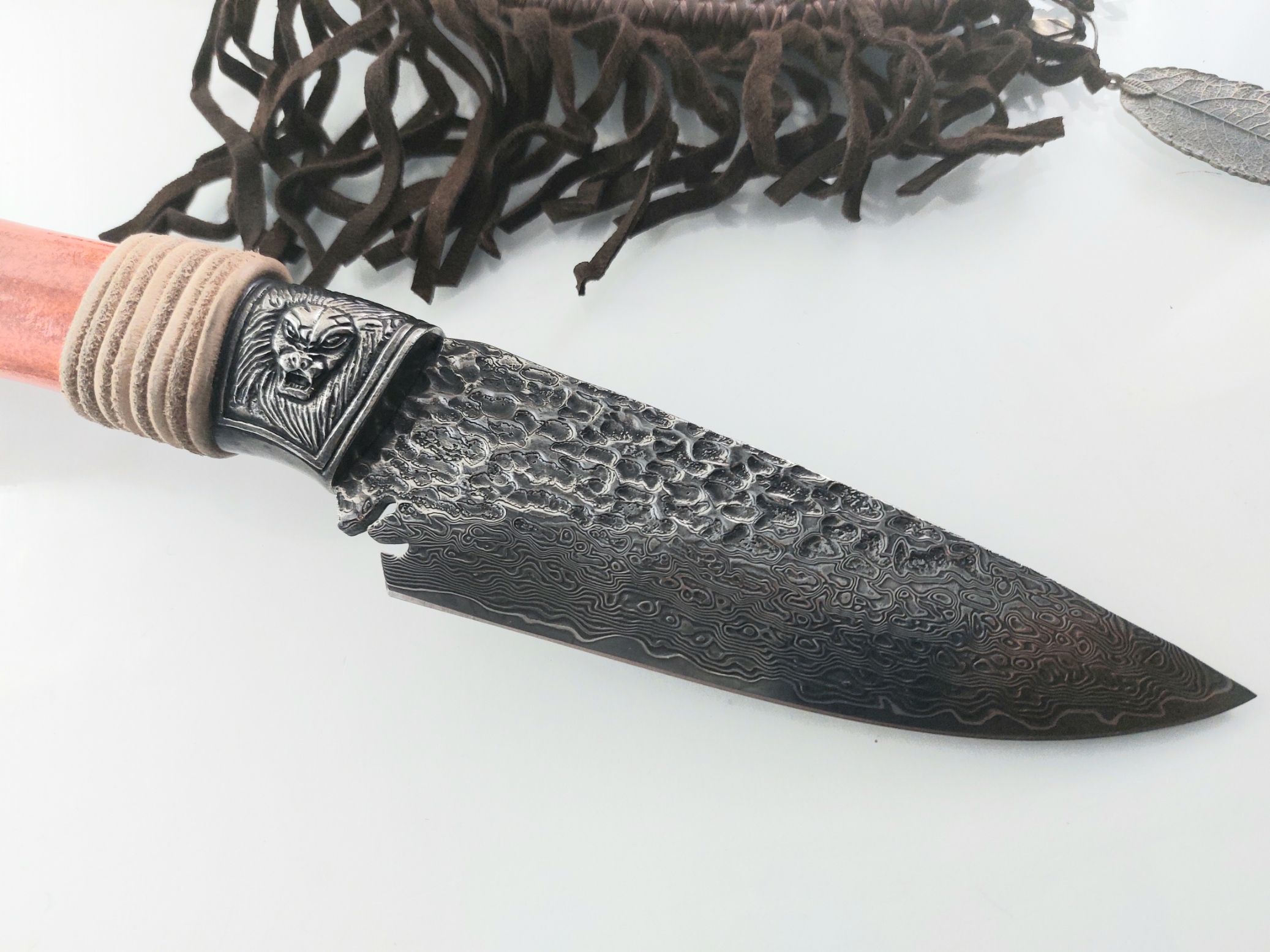 Ловен нож ръчно направен от дамаска стомана и кост от щраус