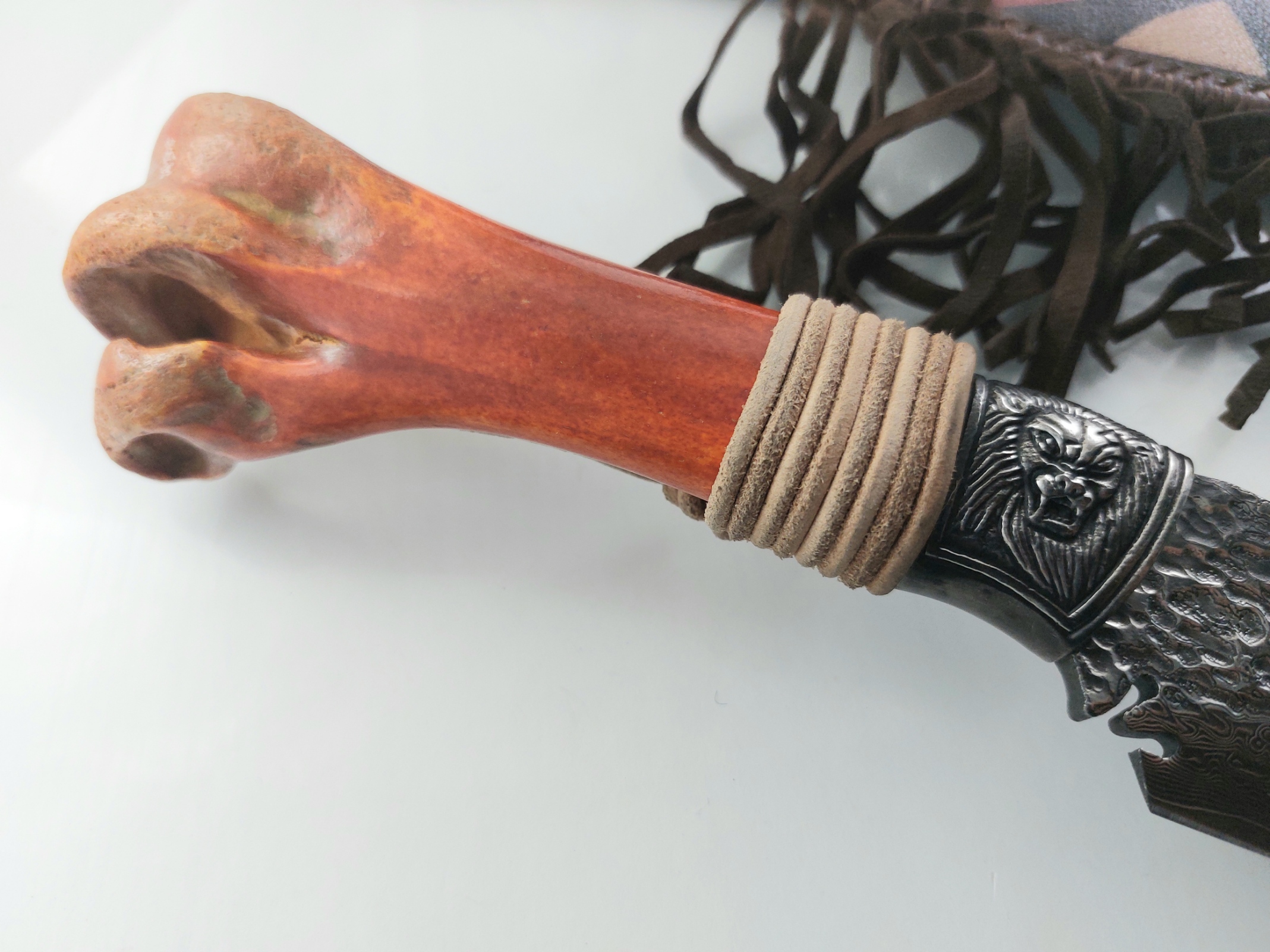 Ловен нож ръчно направен от дамаска стомана и кост от щраус