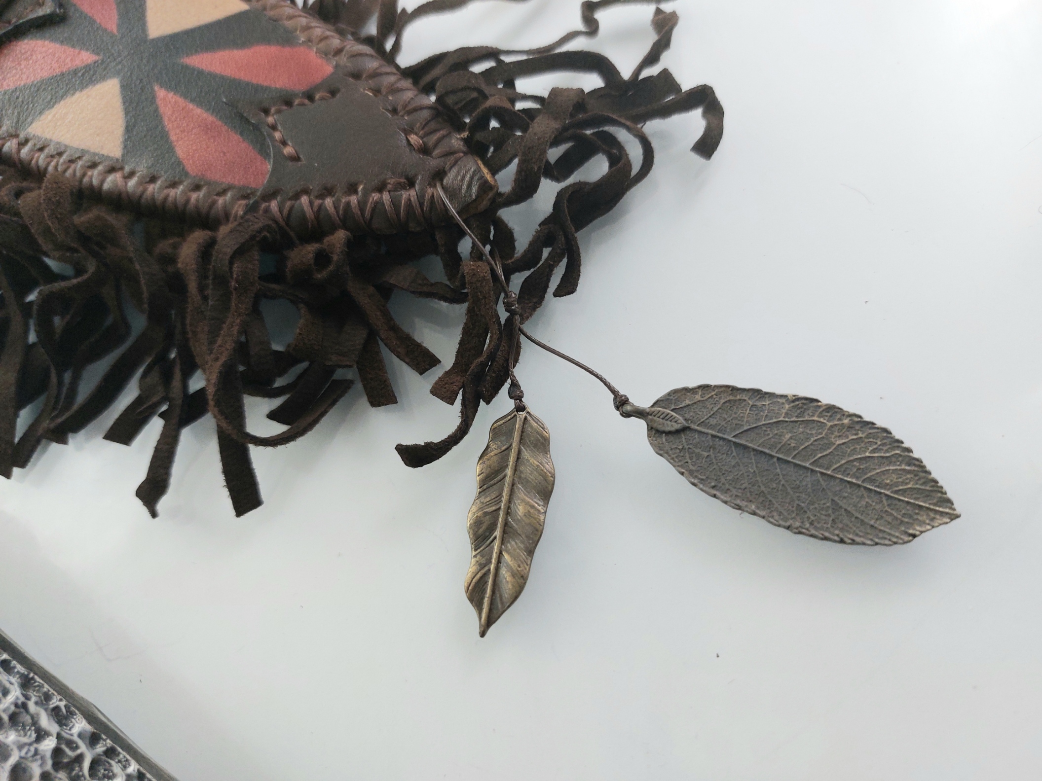 Ловен нож ръчно направен от дамаска стомана и кост от щраус