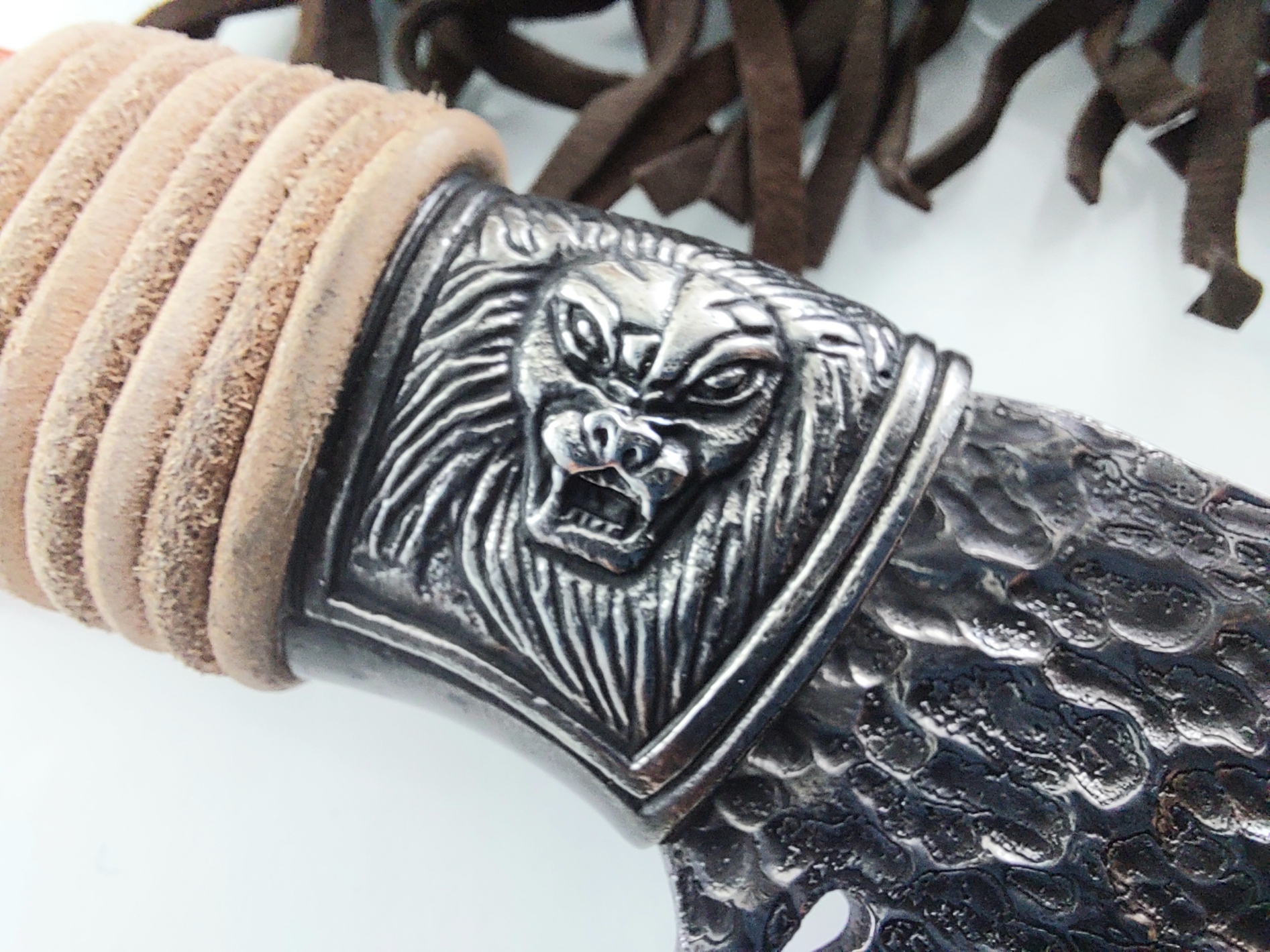 Ловен нож ръчно направен от дамаска стомана и кост от щраус