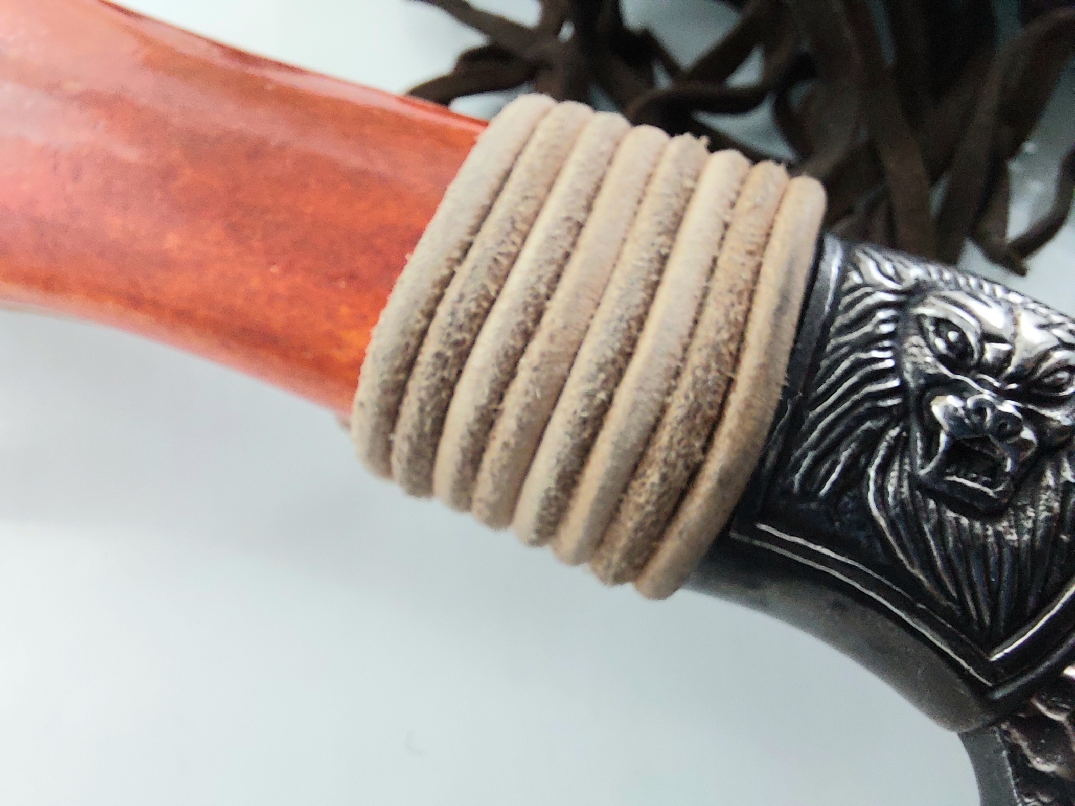 Ловен нож ръчно направен от дамаска стомана и кост от щраус