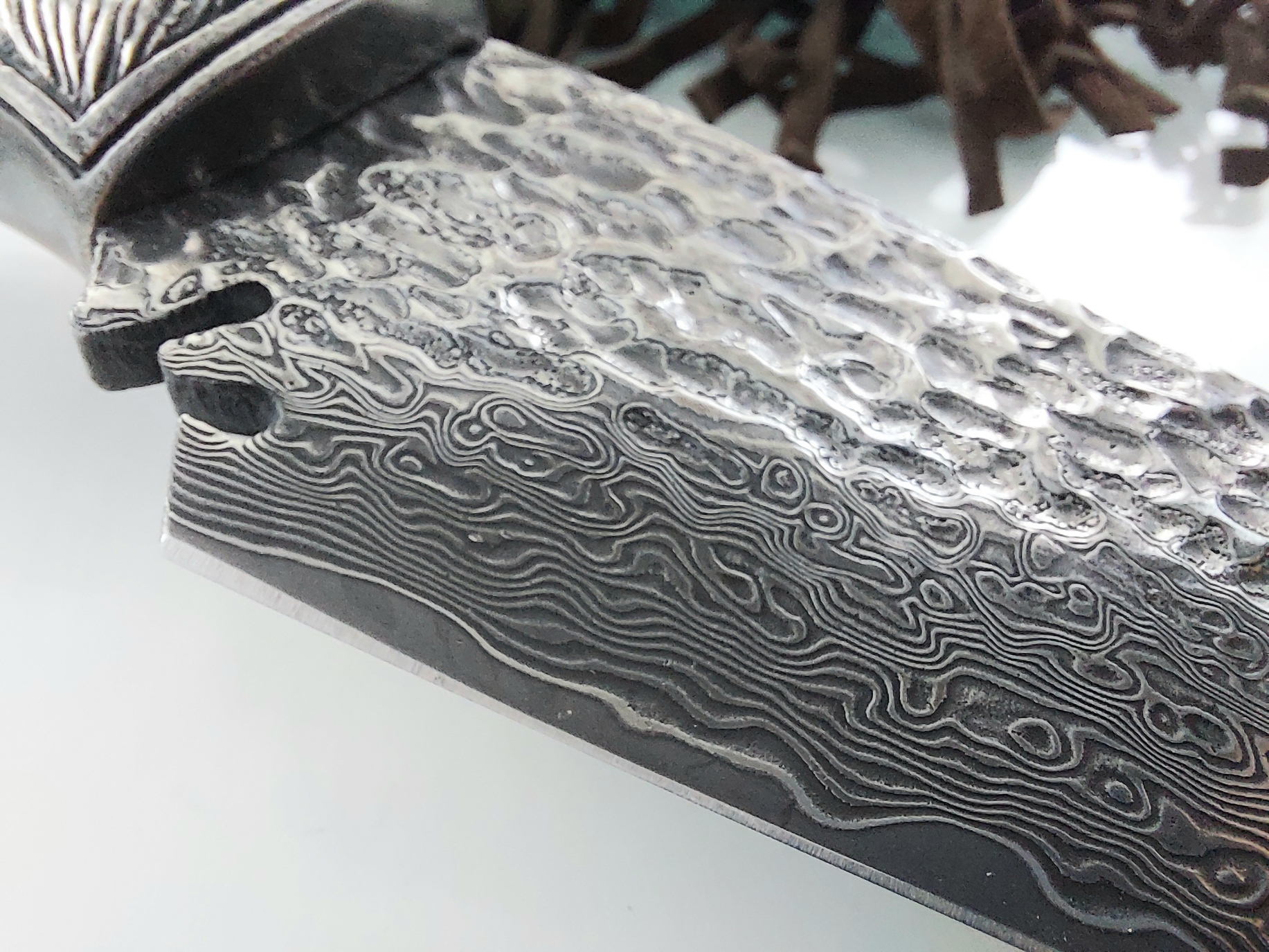 Ловен нож ръчно направен от дамаска стомана и кост от щраус