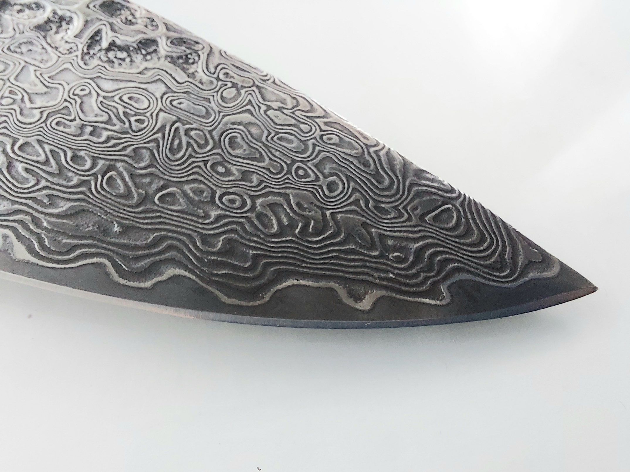 Ловен нож ръчно направен от дамаска стомана и кост от щраус