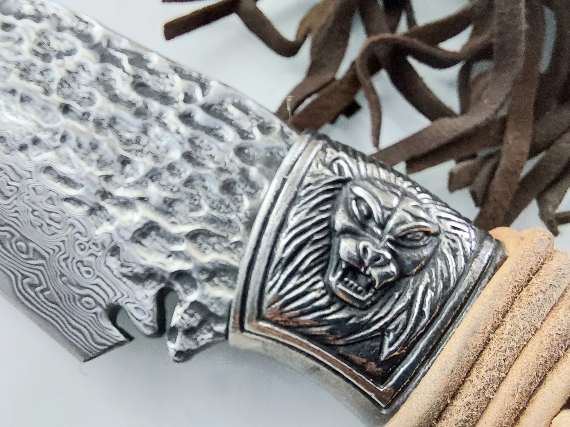 Ловен нож ръчно направен от дамаска стомана и кост от щраус