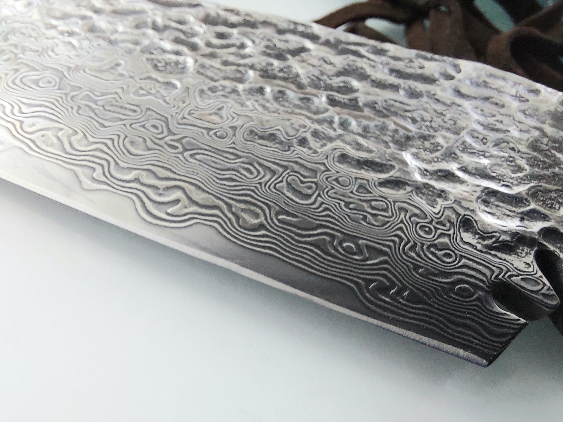 Ловен нож ръчно направен от дамаска стомана и кост от щраус