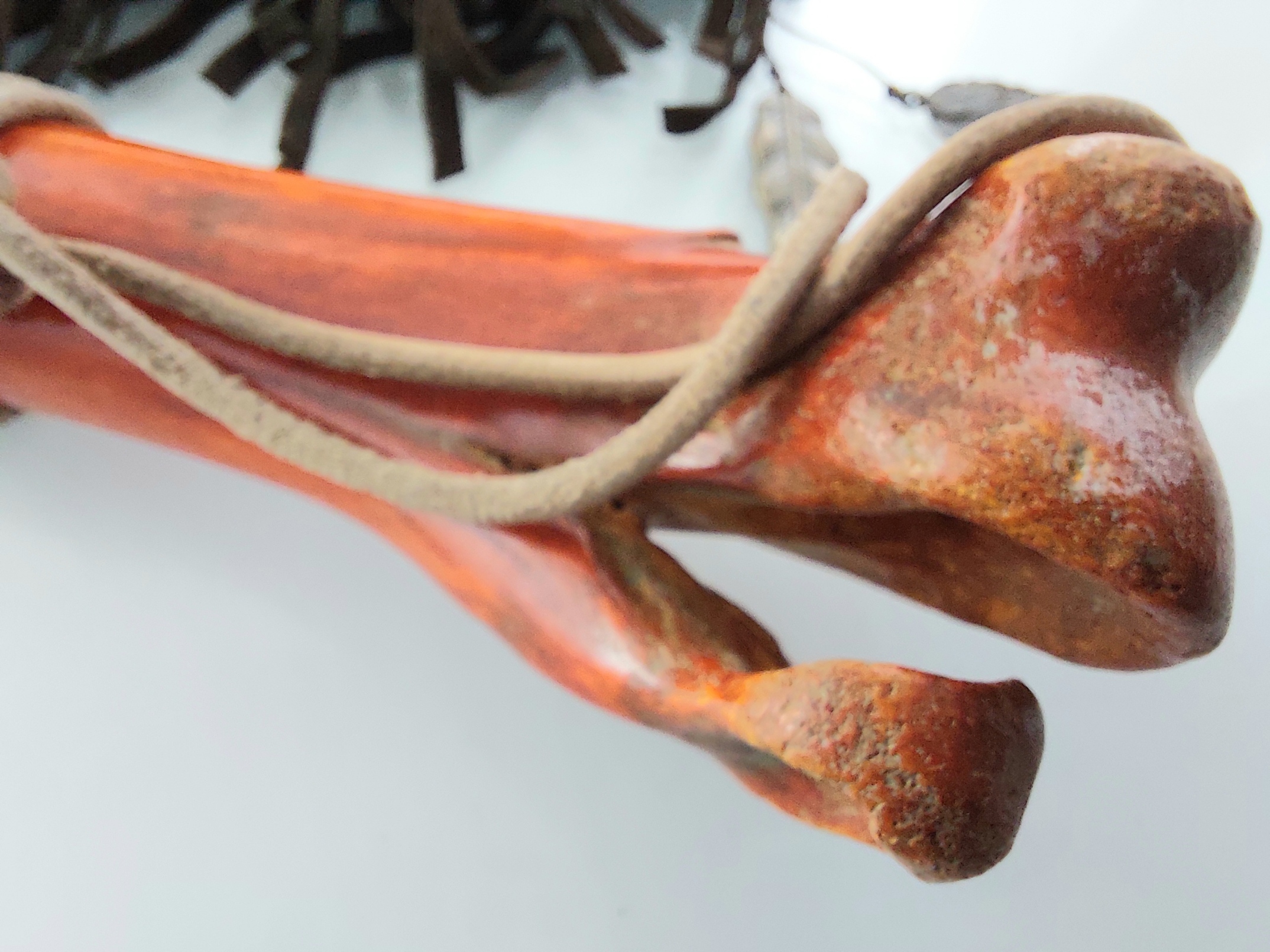 Ловен нож ръчно направен от дамаска стомана и кост от щраус