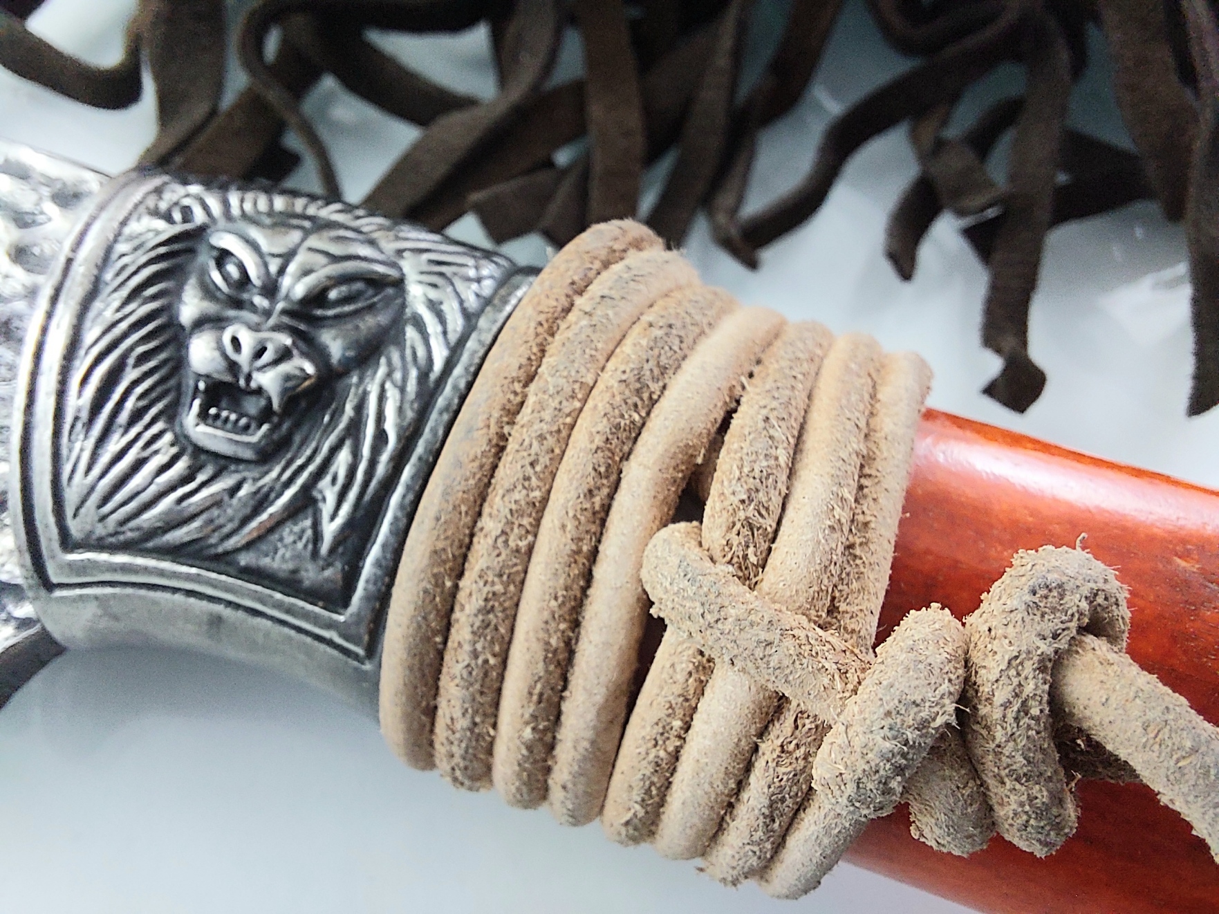 Ловен нож ръчно направен от дамаска стомана и кост от щраус