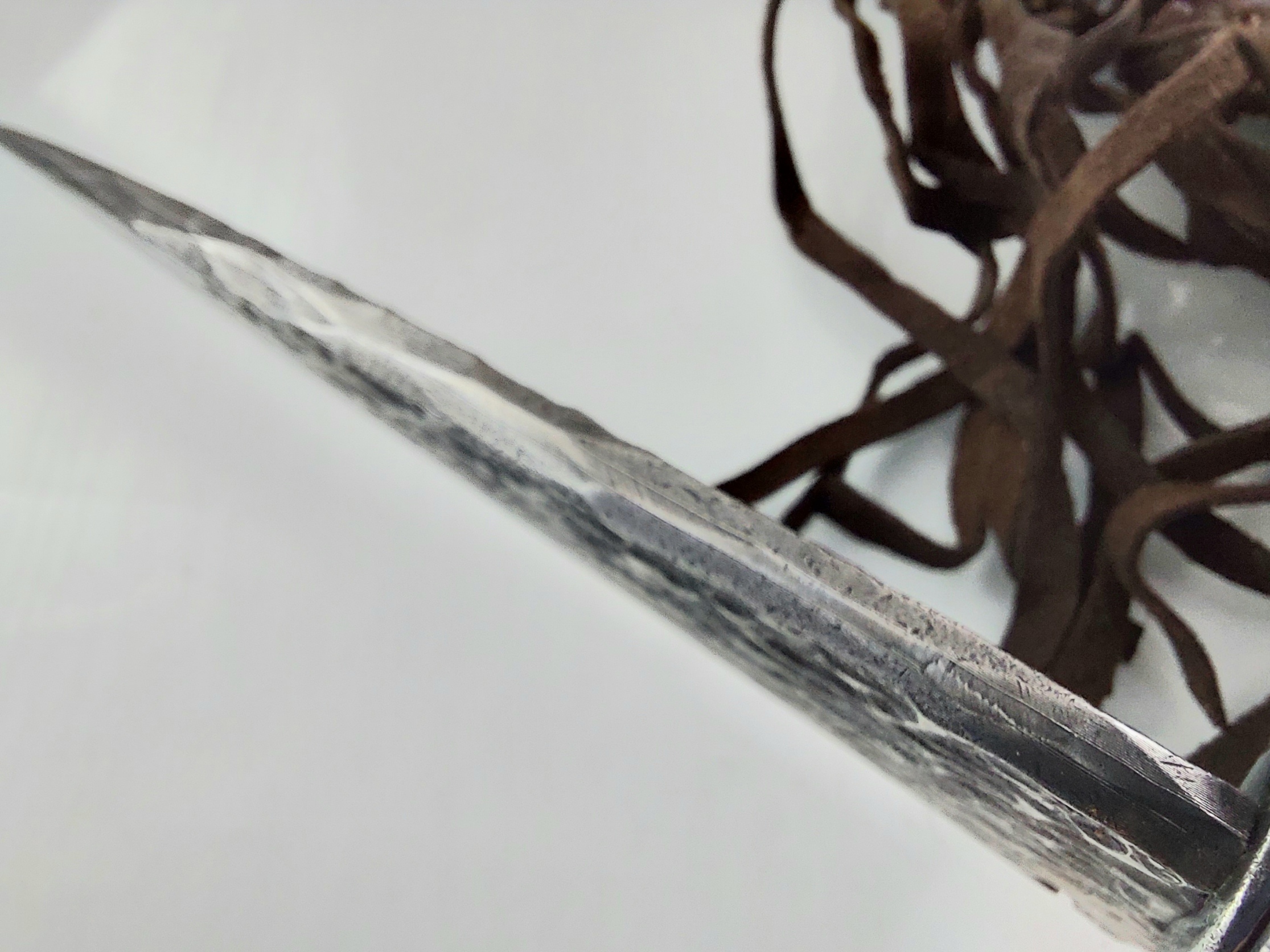 Ловен нож ръчно направен от дамаска стомана и кост от щраус