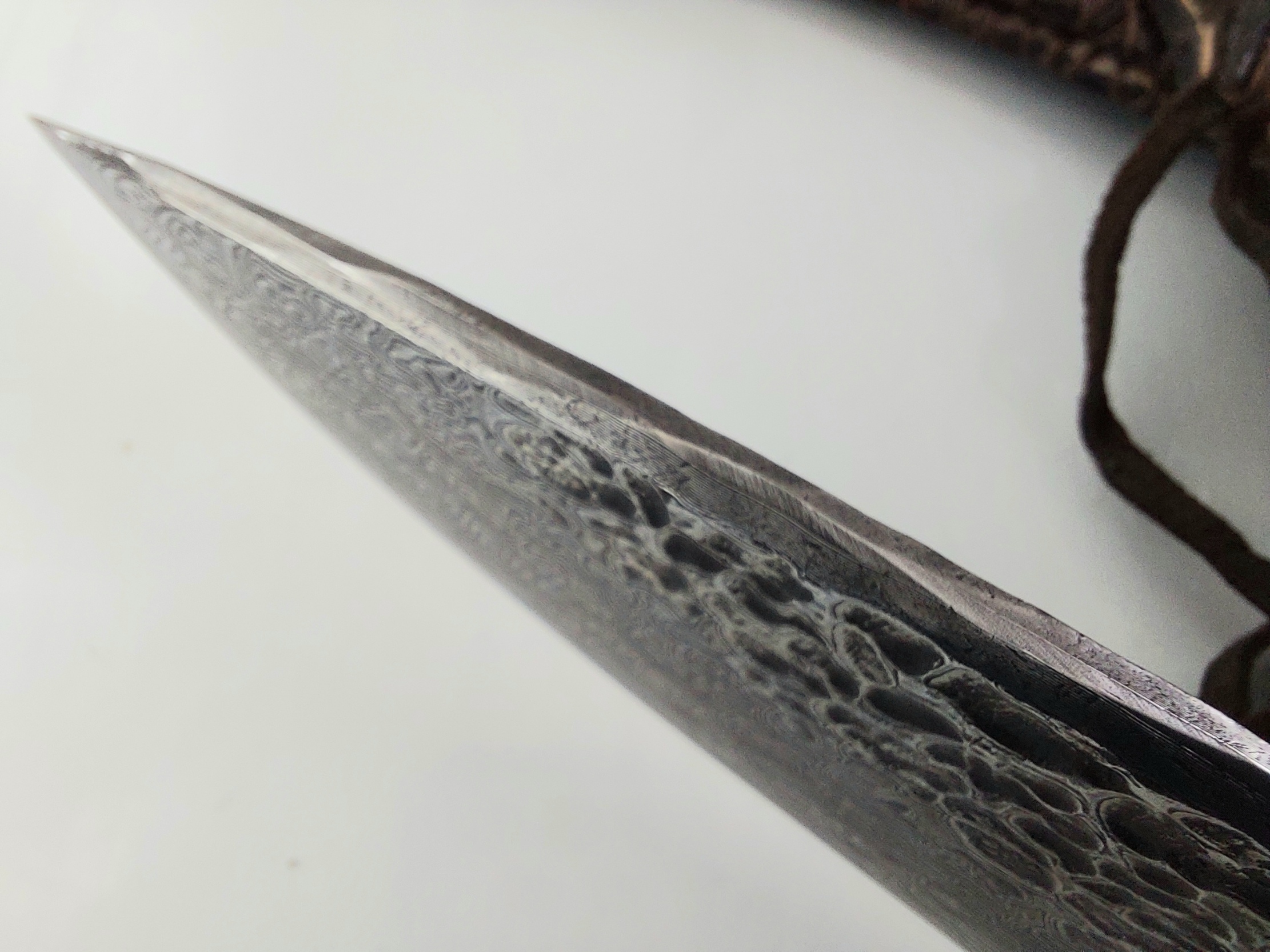 Ловен нож ръчно направен от дамаска стомана и кост от щраус