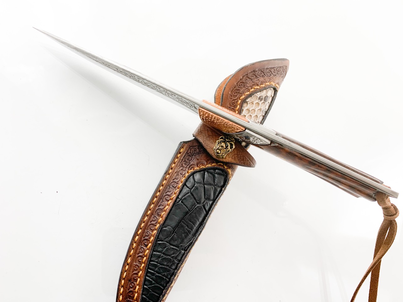 Ловен нож ръчно направен от дамаска японска стомана с чирени от Snakewood