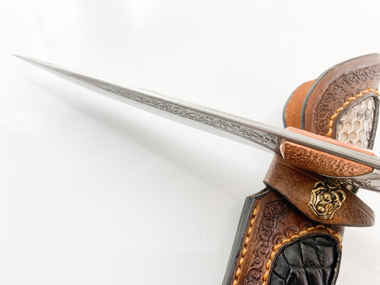 Ловен нож ръчно направен от дамаска японска стомана с чирени от Snakewood