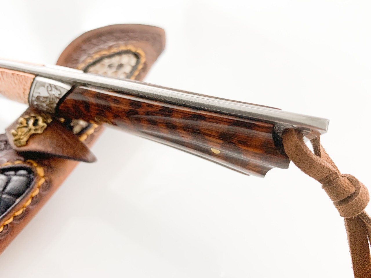 Ловен нож ръчно направен от дамаска японска стомана с чирени от Snakewood