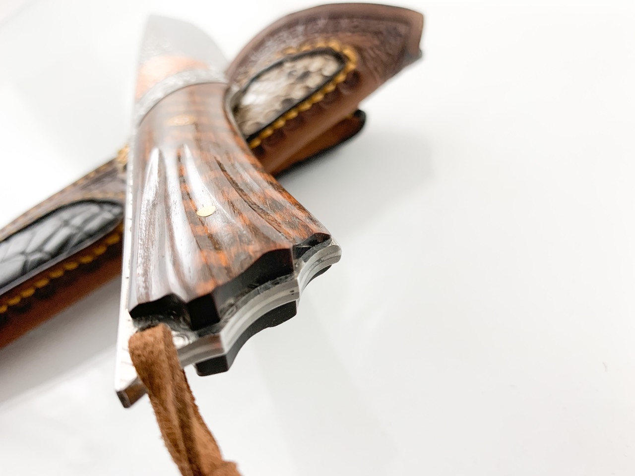 Ловен нож ръчно направен от дамаска японска стомана с чирени от Snakewood