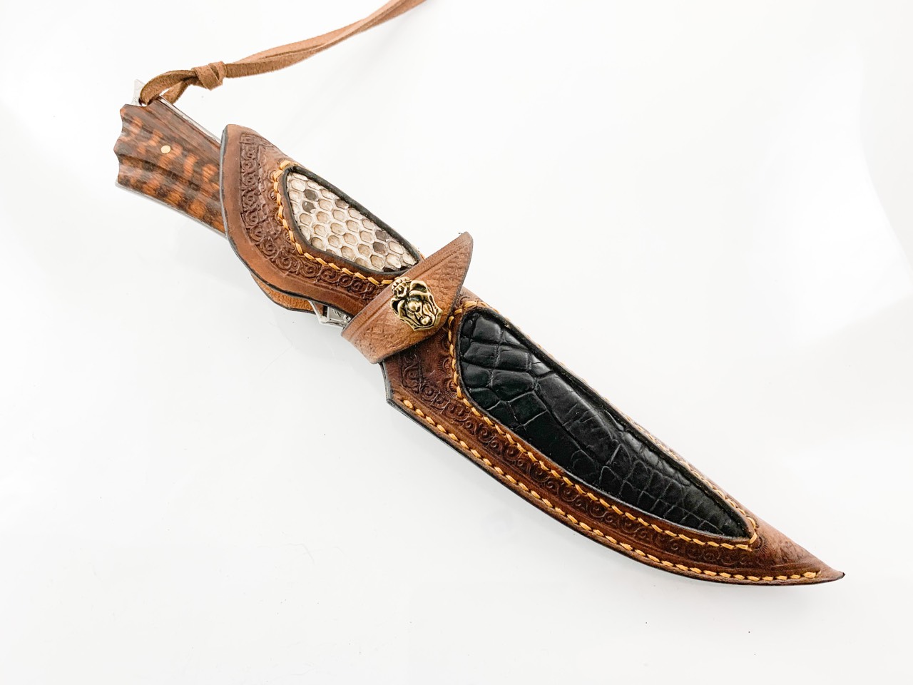 Ловен нож ръчно направен от дамаска японска стомана с чирени от Snakewood