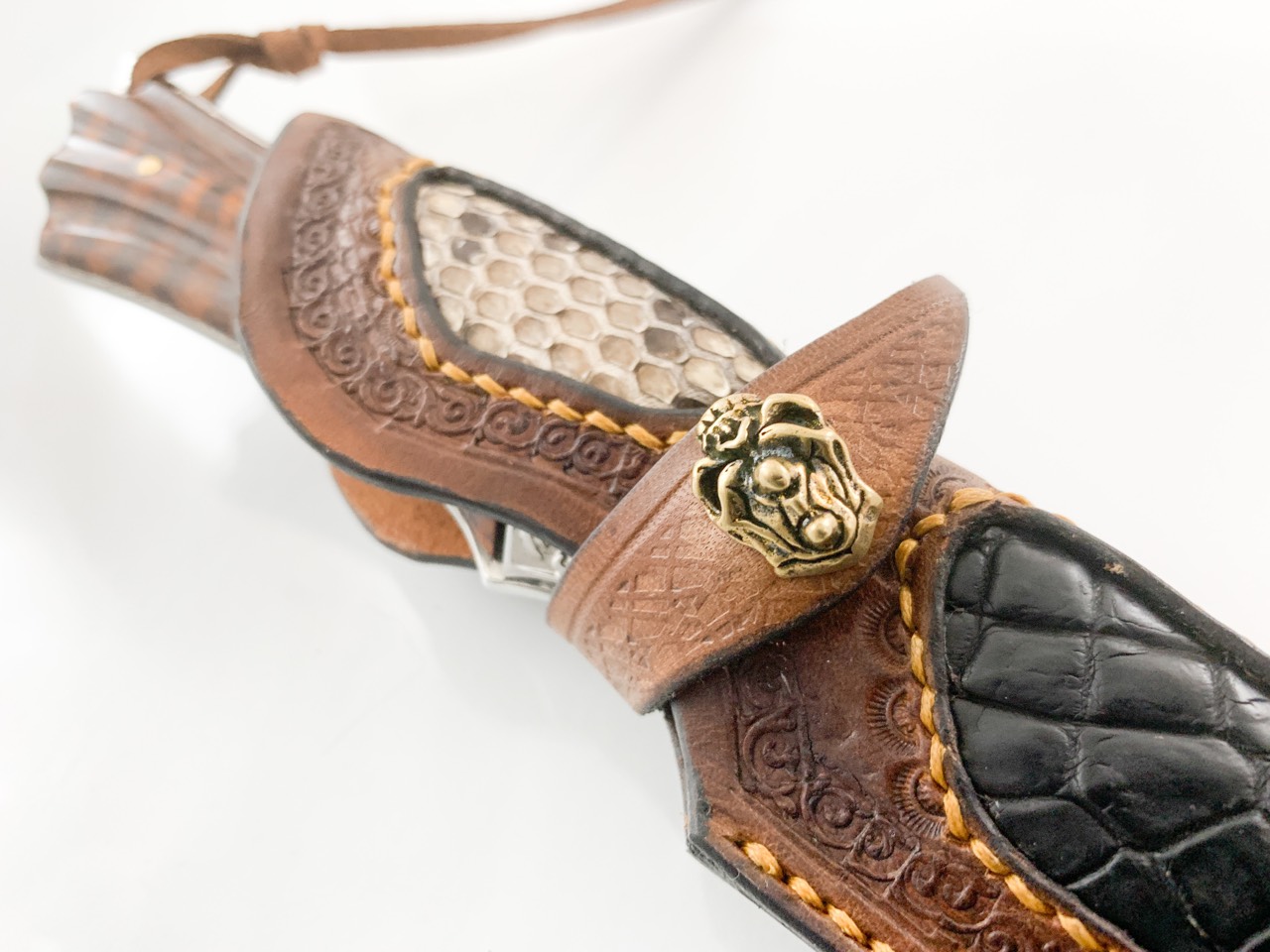 Ловен нож ръчно направен от дамаска японска стомана с чирени от Snakewood