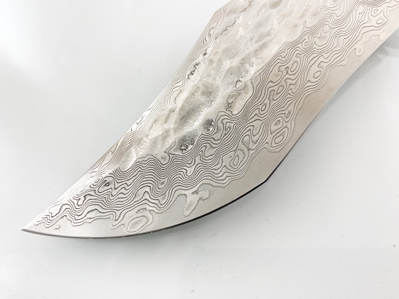 Ловен нож ръчно направен от дамаска японска стомана,подходящ за дране