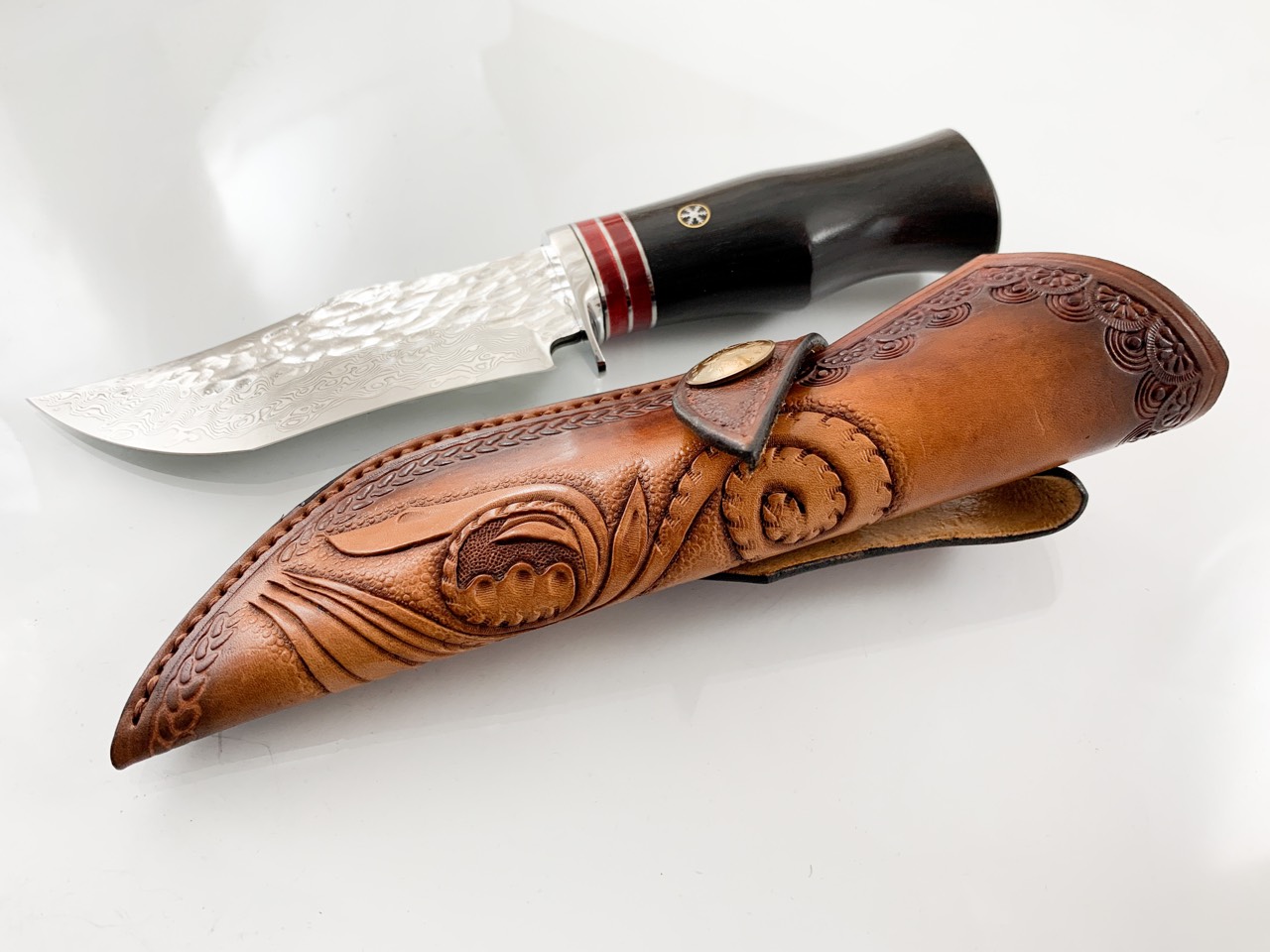 Ловен нож ръчно направен от дамаска японска стомана,подходящ за дране