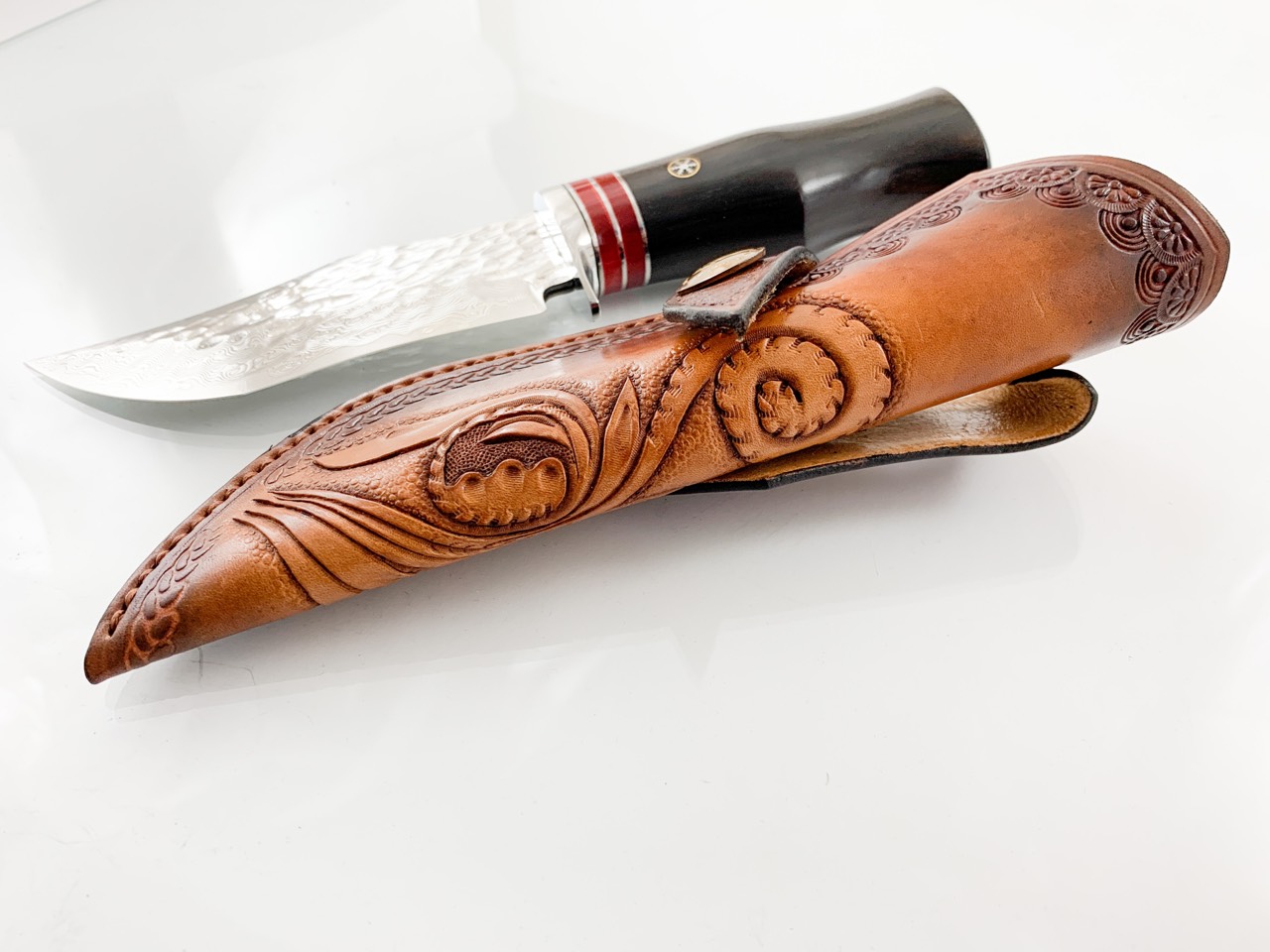 Ловен нож ръчно направен от дамаска японска стомана,подходящ за дране