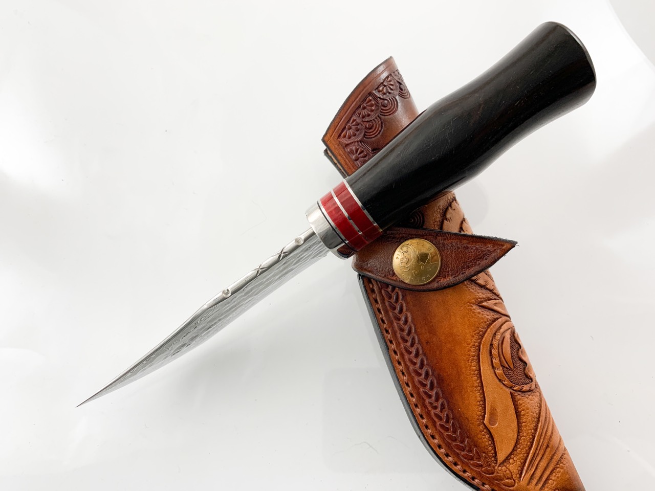 Ловен нож ръчно направен от дамаска японска стомана,подходящ за дране