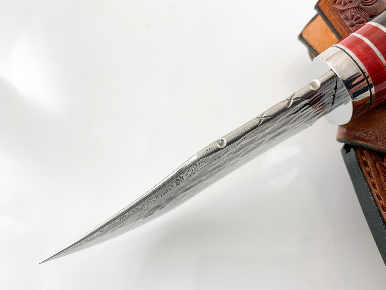 Ловен нож ръчно направен от дамаска японска стомана,подходящ за дране