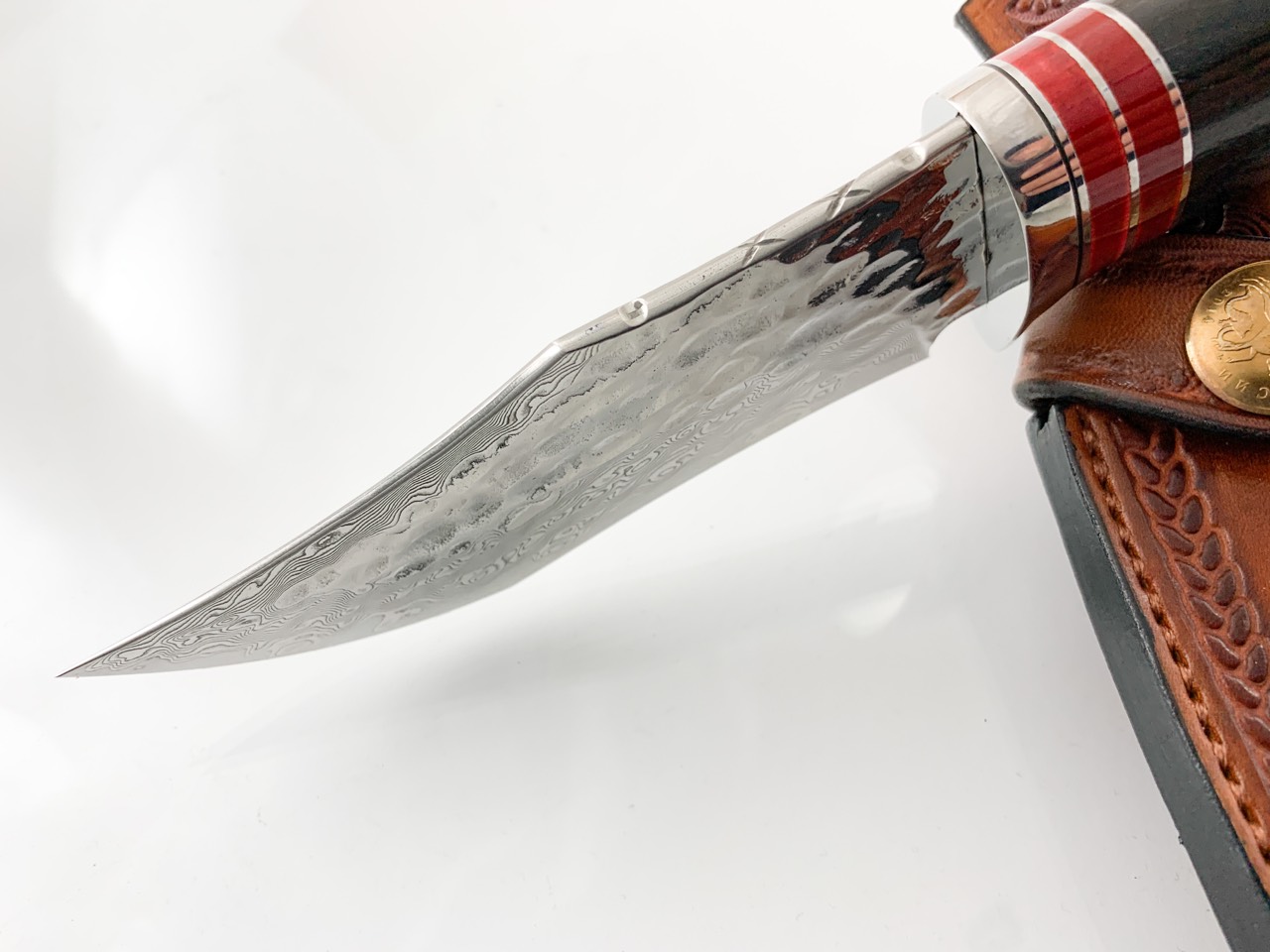 Ловен нож ръчно направен от дамаска японска стомана,подходящ за дране