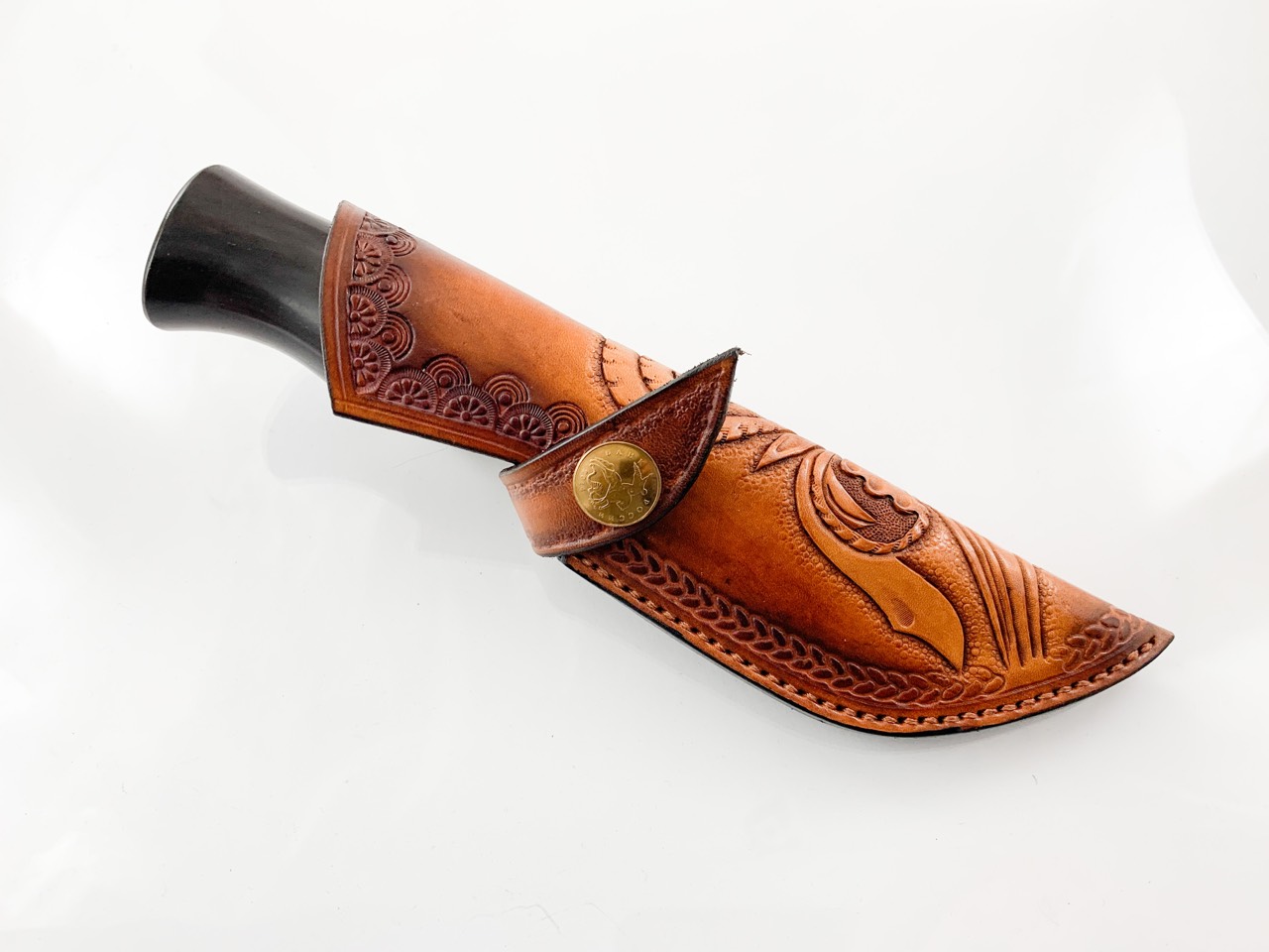 Ловен нож ръчно направен от дамаска японска стомана,подходящ за дране