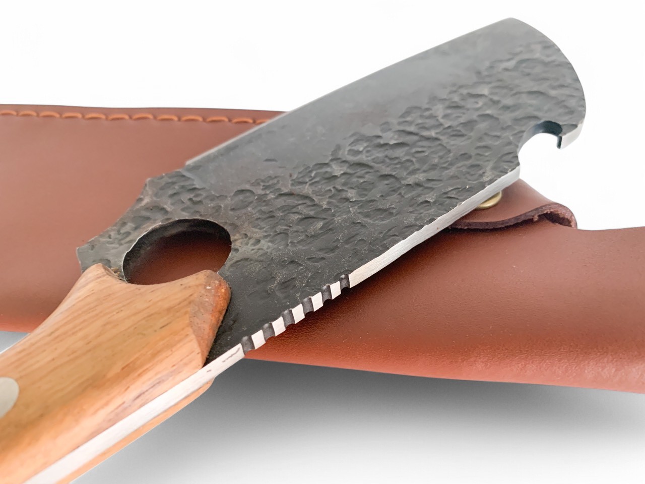 Тактически сатър "Hunter’s Forge" с кожена кания
