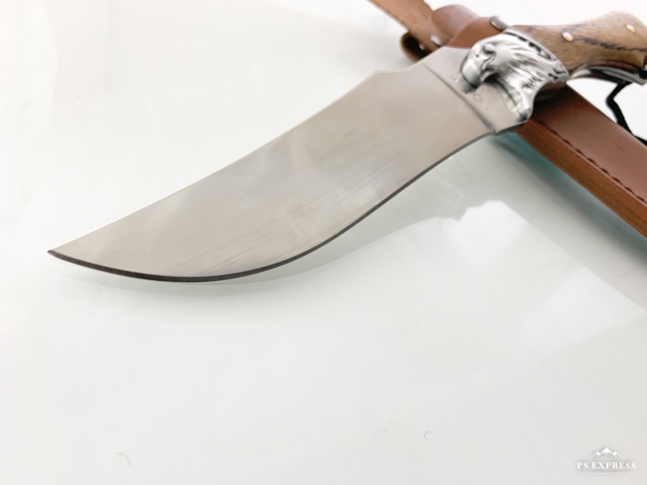 Руски ловен нож Орел с кожена кания остър като бръснач подходящ за лов