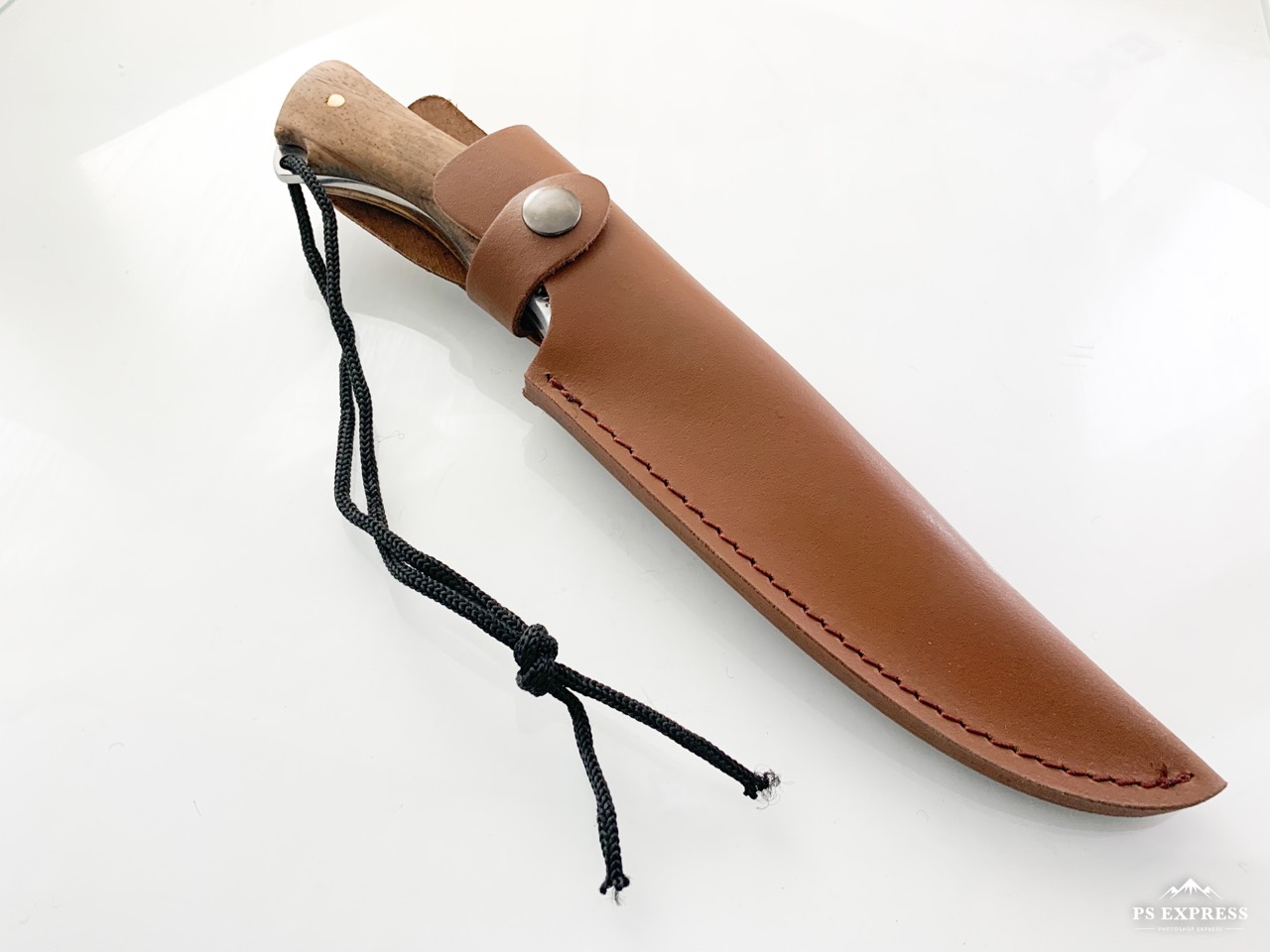 Руски ловен нож Орел с кожена кания остър като бръснач подходящ за лов