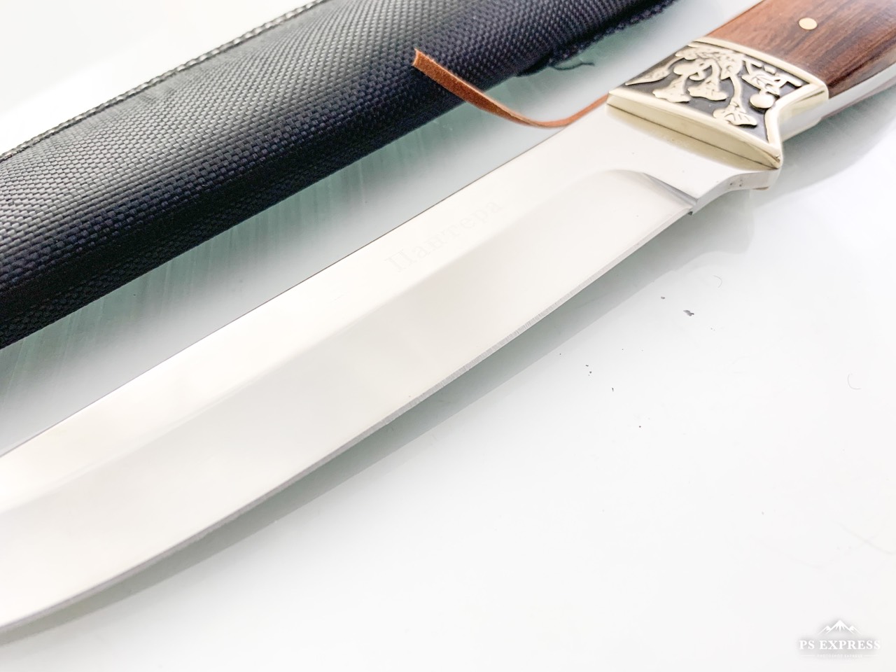 Руски гравиран ловен нож с махагонова дръжка и месингов гард Пантера сталъ 65х13