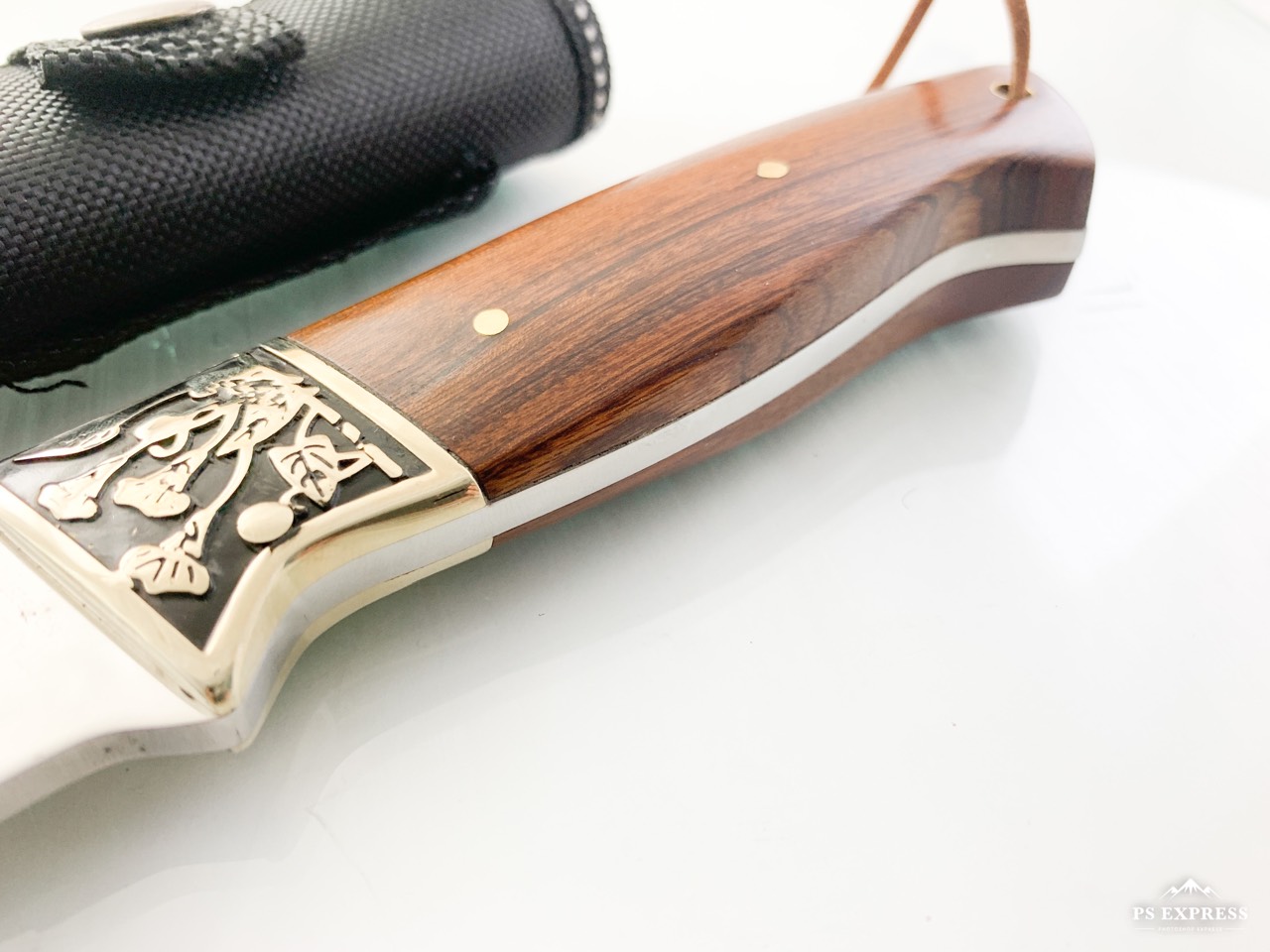 Руски гравиран ловен нож с махагонова дръжка и месингов гард Пантера сталъ 65х13