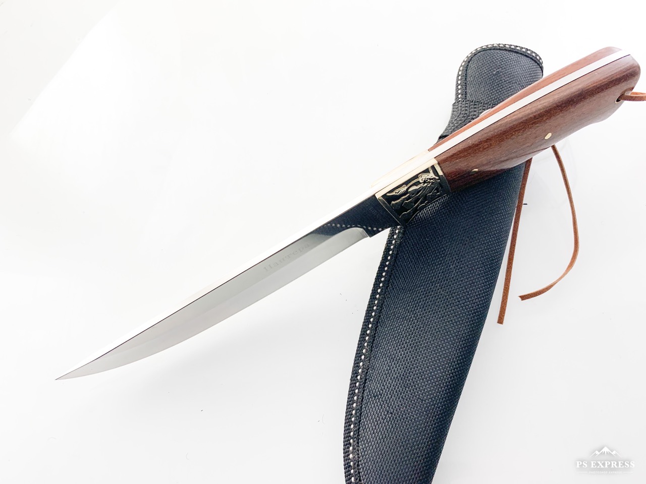 Руски гравиран ловен нож с махагонова дръжка и месингов гард Пантера сталъ 65х13