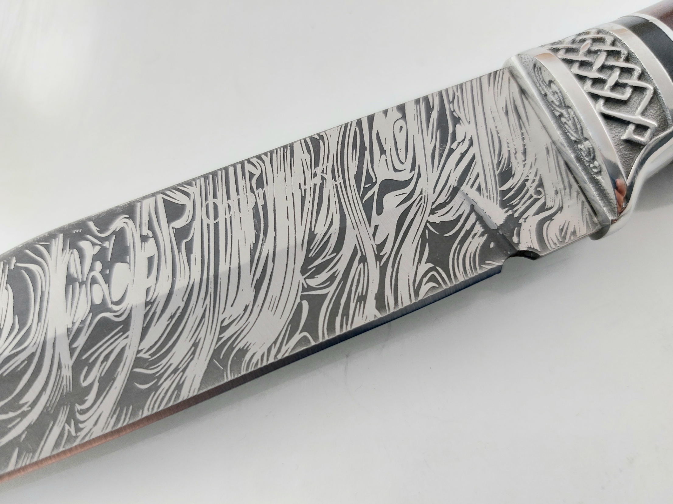 Руски ловен нож с кания шарка имитираща дамаската стомана