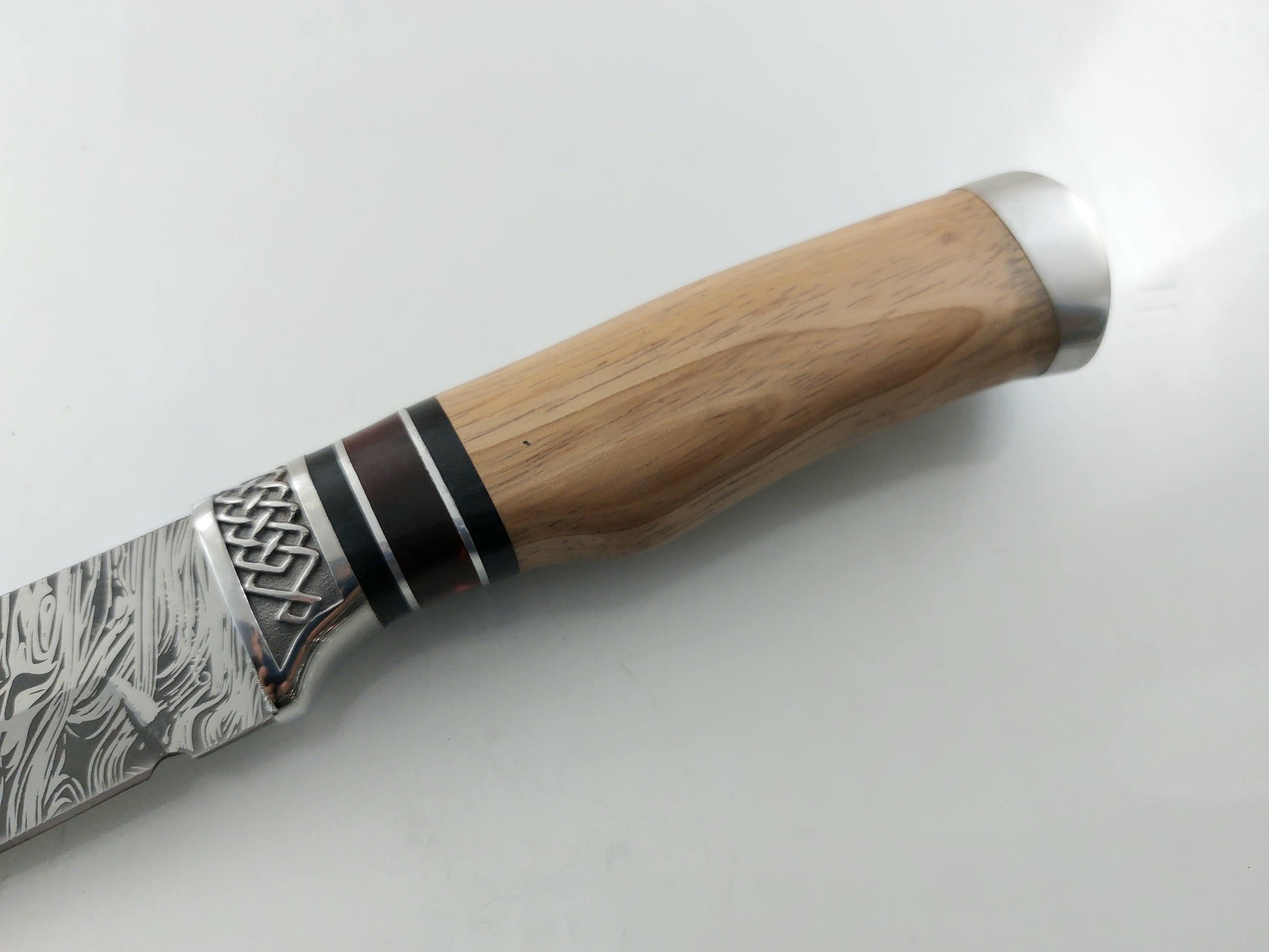 Руски ловен нож с кания шарка имитираща дамаската стомана