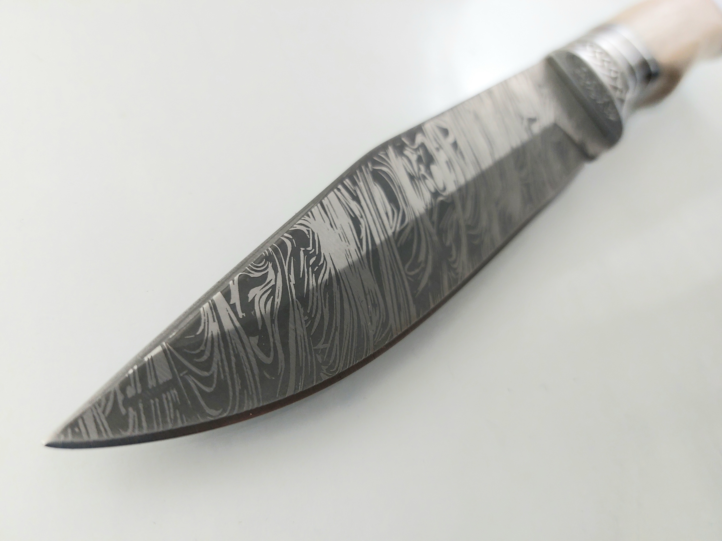 Руски ловен нож с кания шарка имитираща дамаската стомана