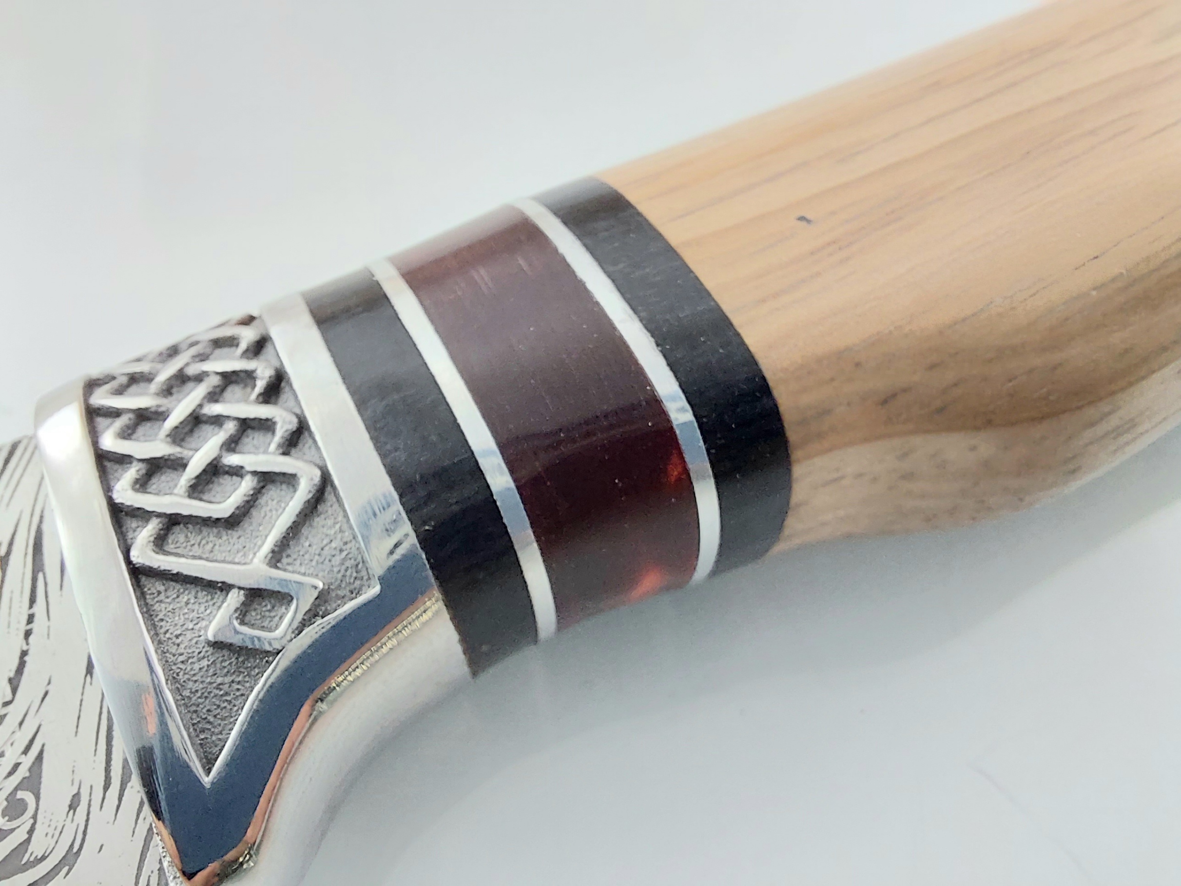 Руски ловен нож с кания шарка имитираща дамаската стомана