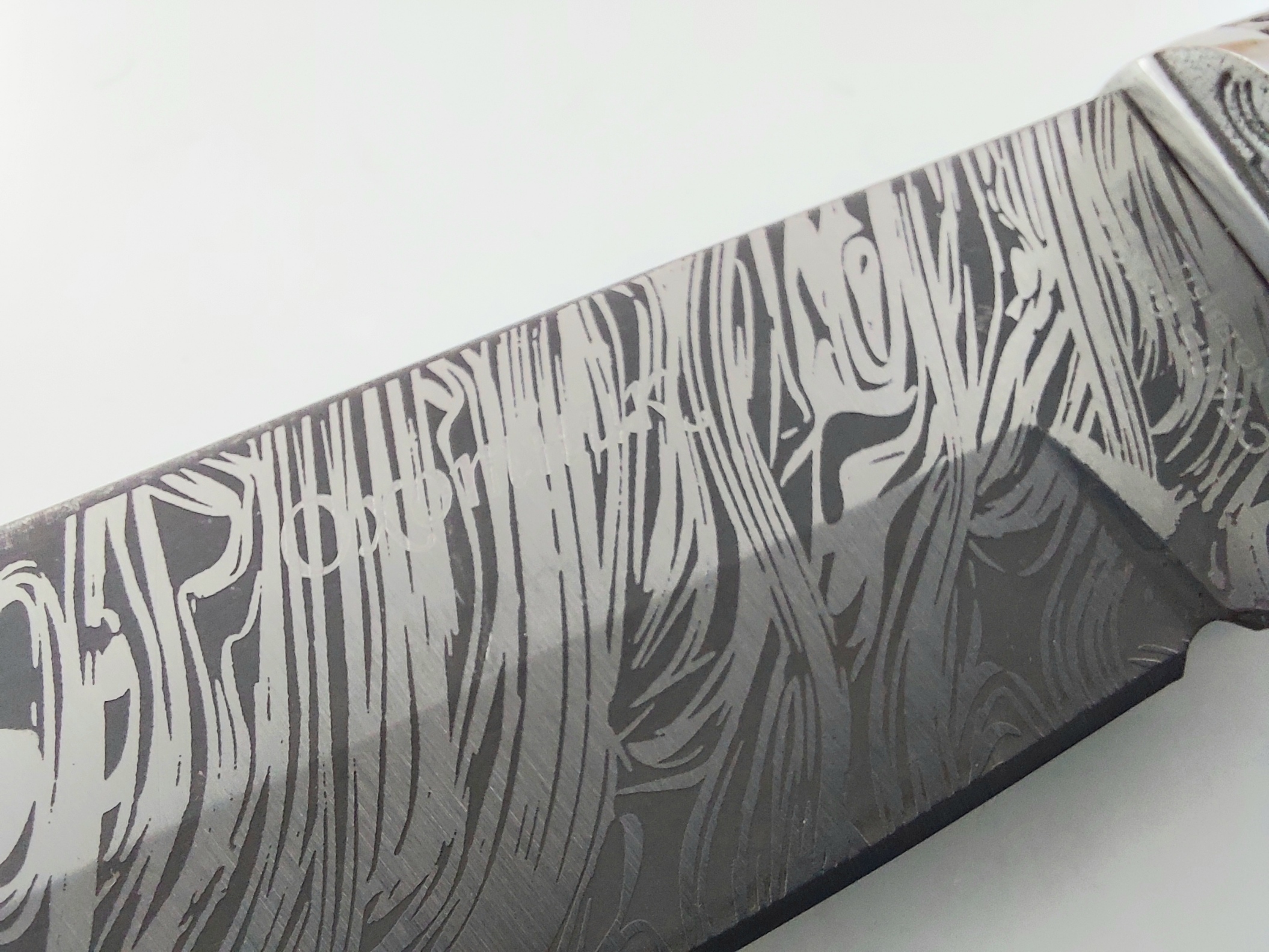 Руски ловен нож с кания шарка имитираща дамаската стомана