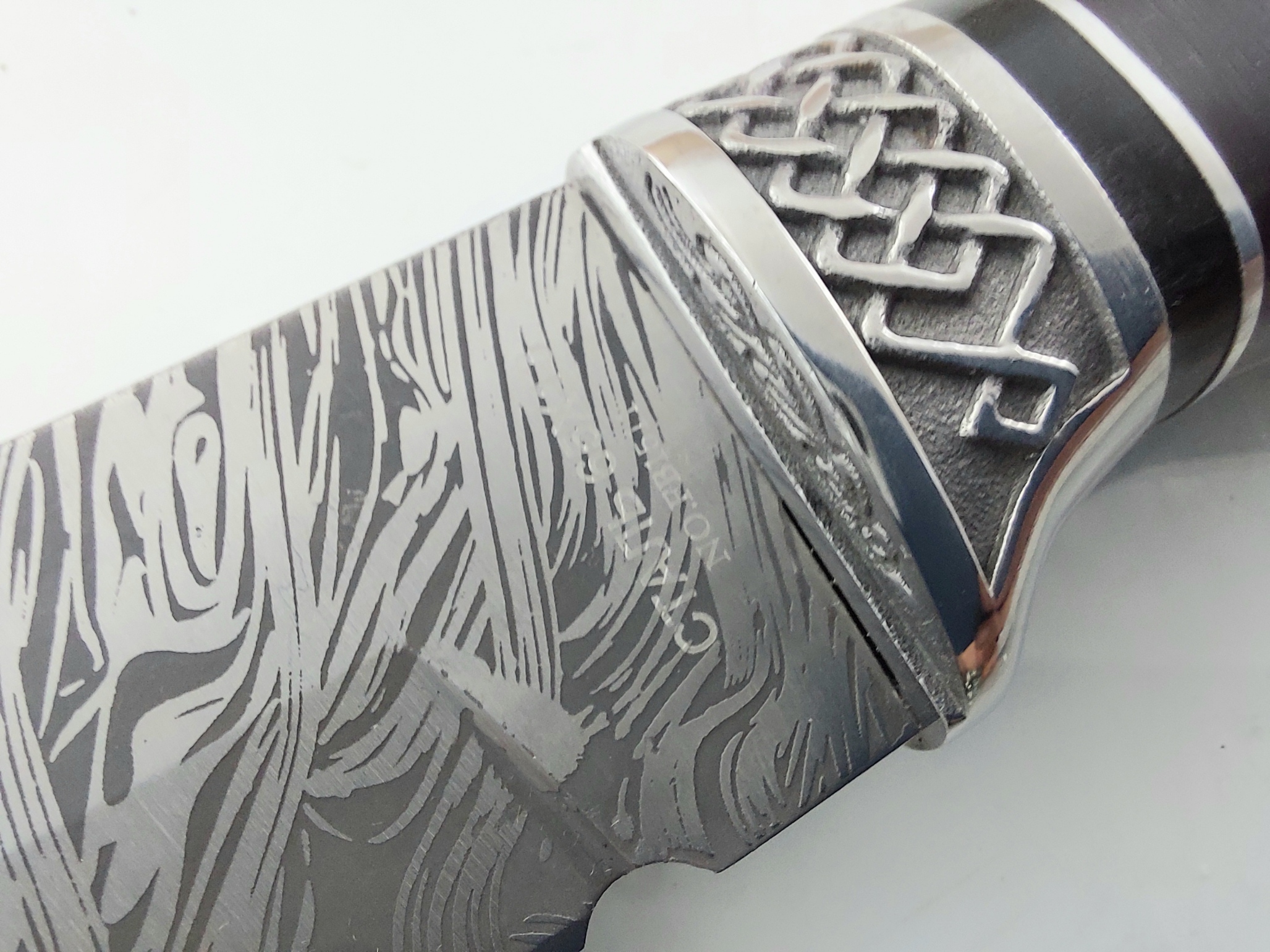 Руски ловен нож с кания шарка имитираща дамаската стомана