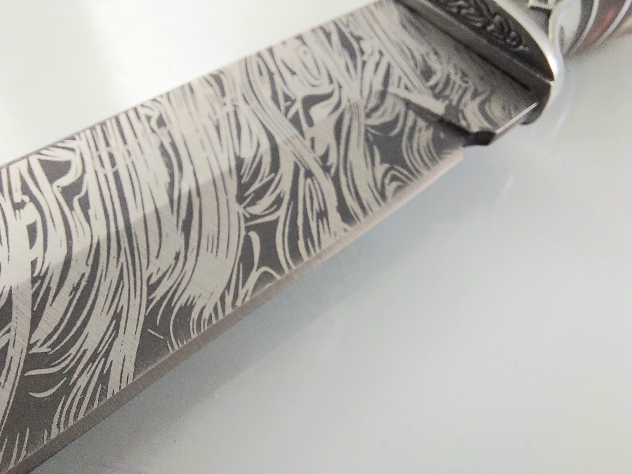 Руски ловен нож с кания шарка имитираща дамаската стомана