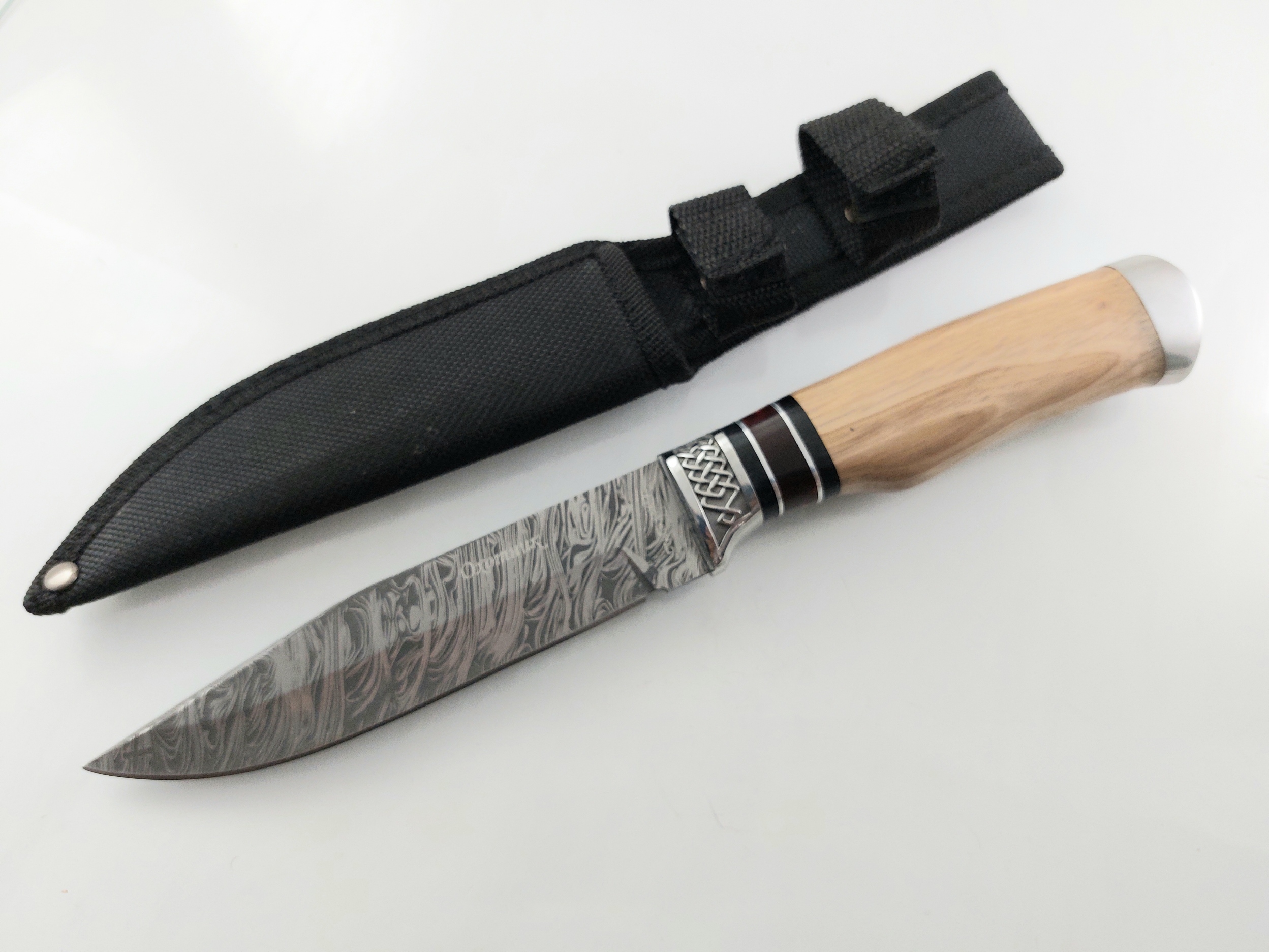 Руски ловен нож с кания шарка имитираща дамаската стомана