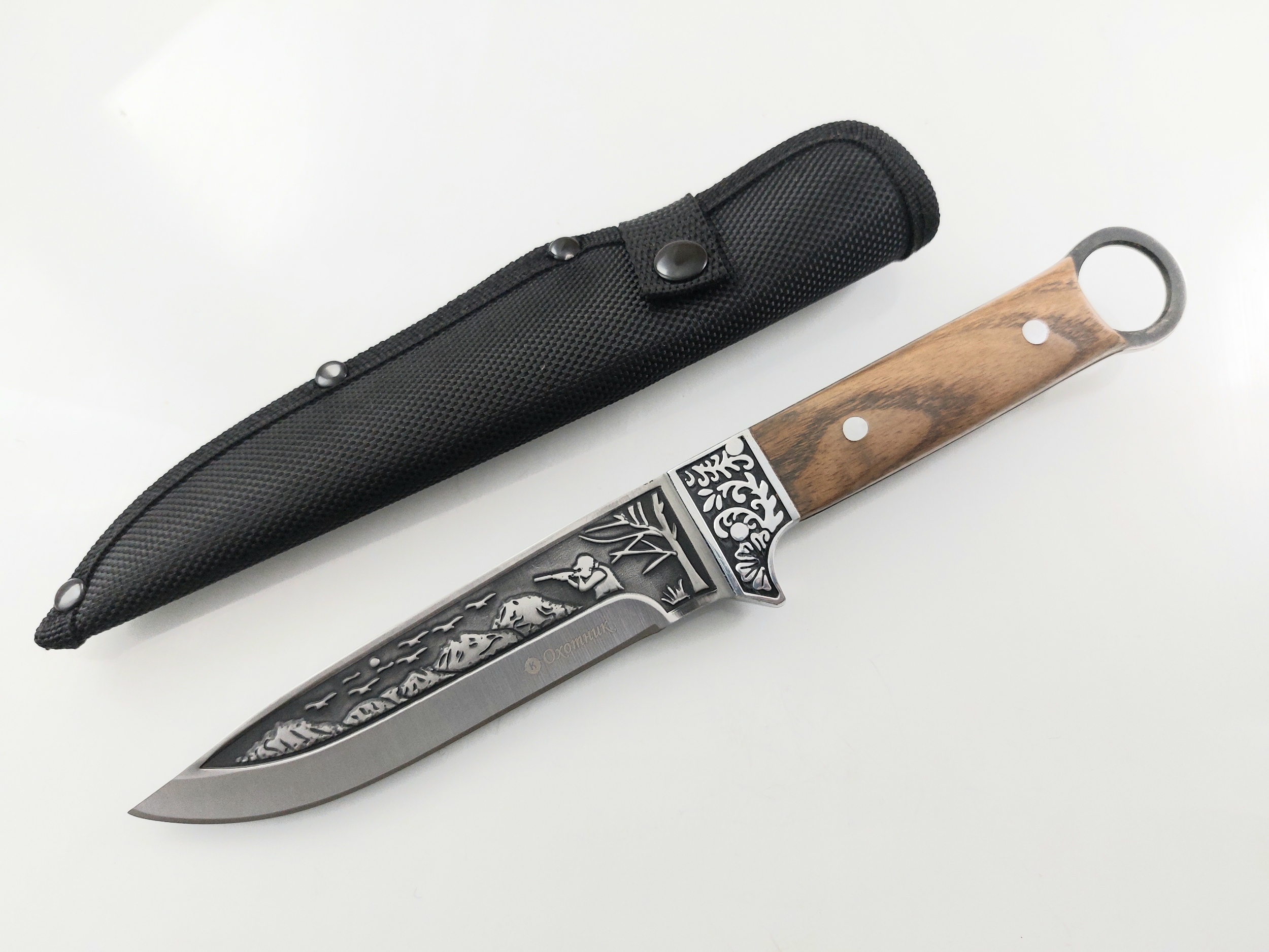 Руски ловен нож фултанг с инкрустиран ловец на острието - Охотник стал 65х13