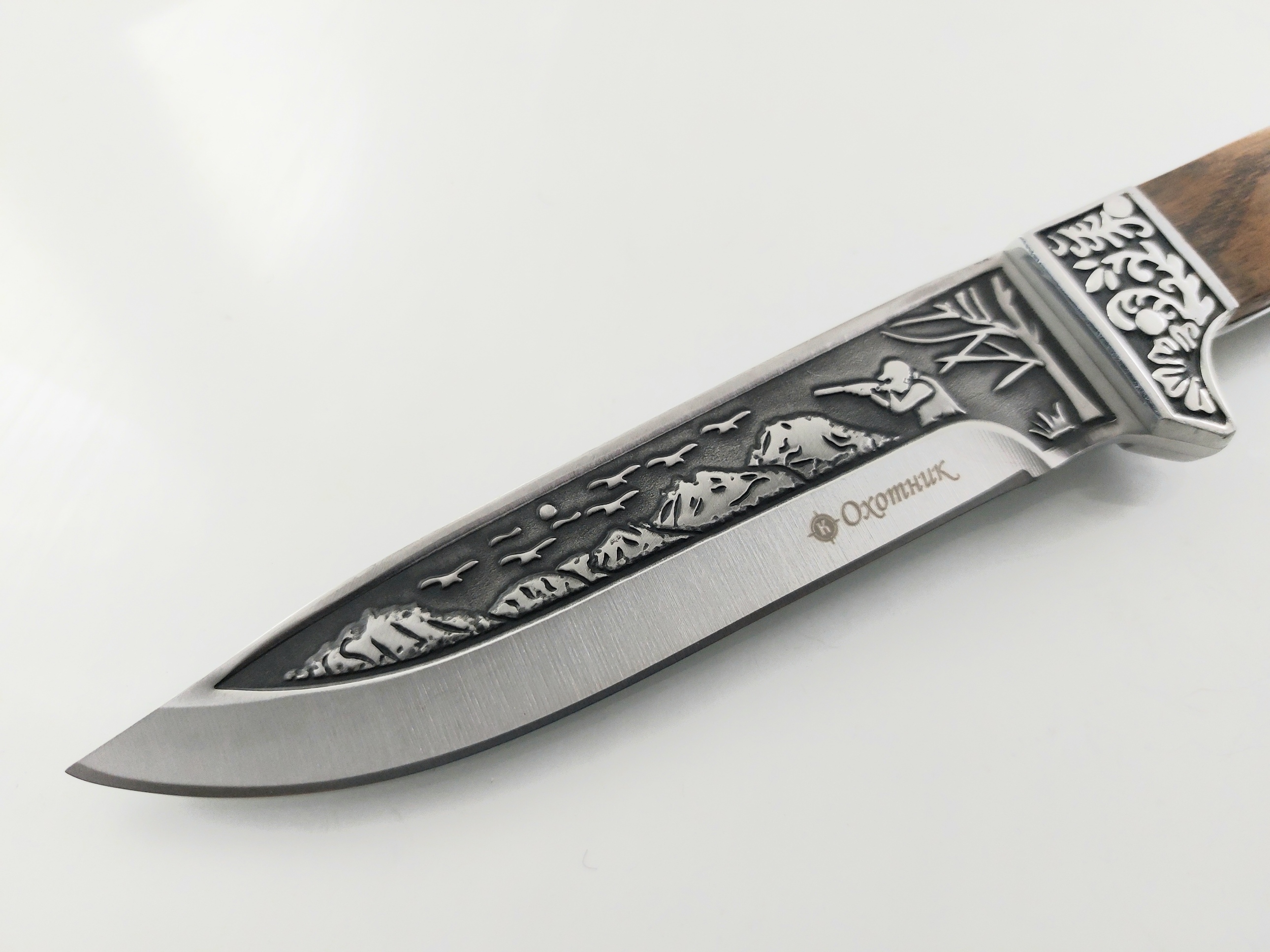 Руски ловен нож фултанг с инкрустиран ловец на острието - Охотник стал 65х13