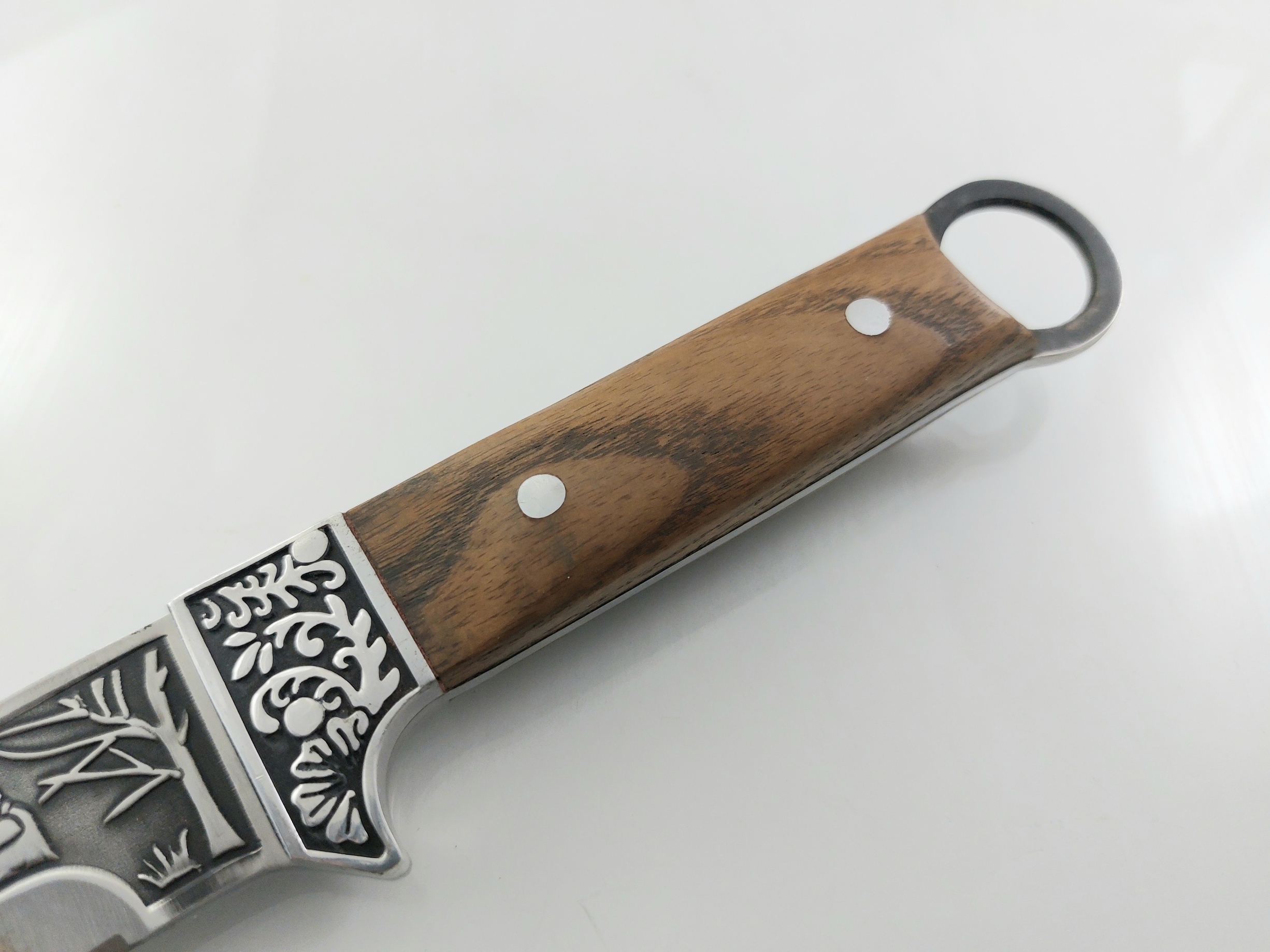 Руски ловен нож фултанг с инкрустиран ловец на острието - Охотник стал 65х13