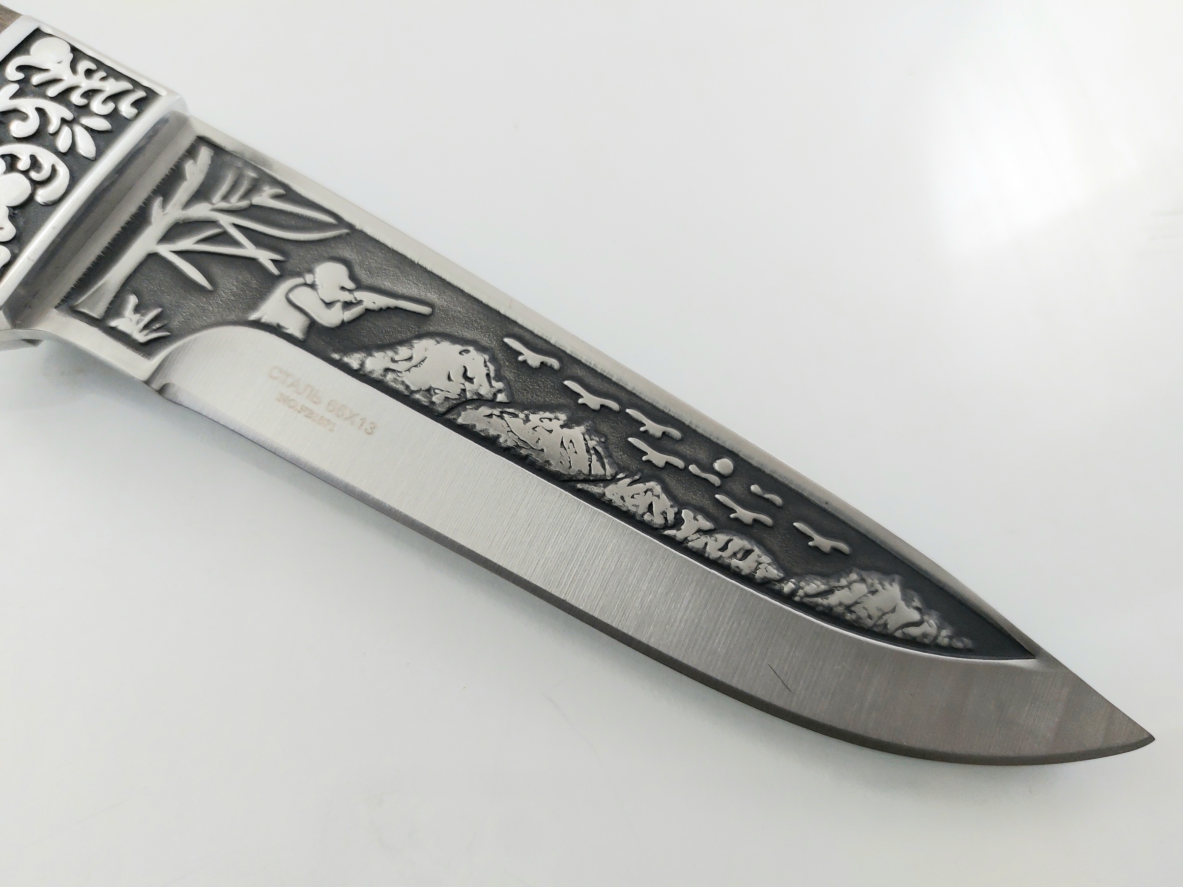 Руски ловен нож фултанг с инкрустиран ловец на острието - Охотник стал 65х13