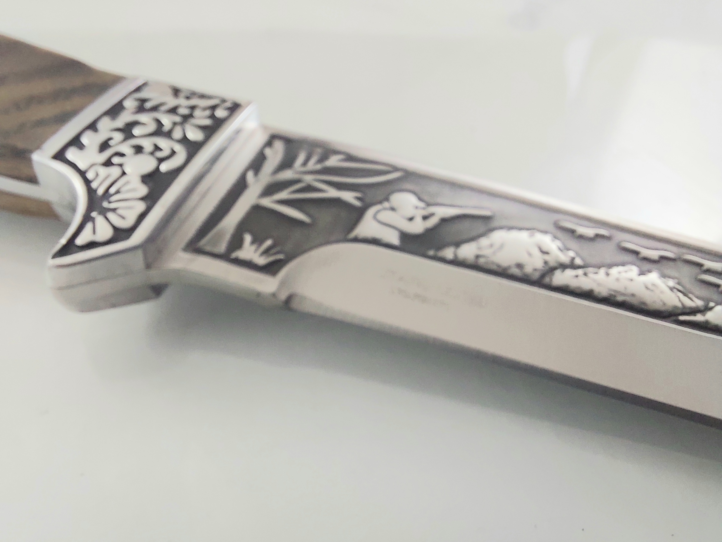 Руски ловен нож фултанг с инкрустиран ловец на острието - Охотник стал 65х13