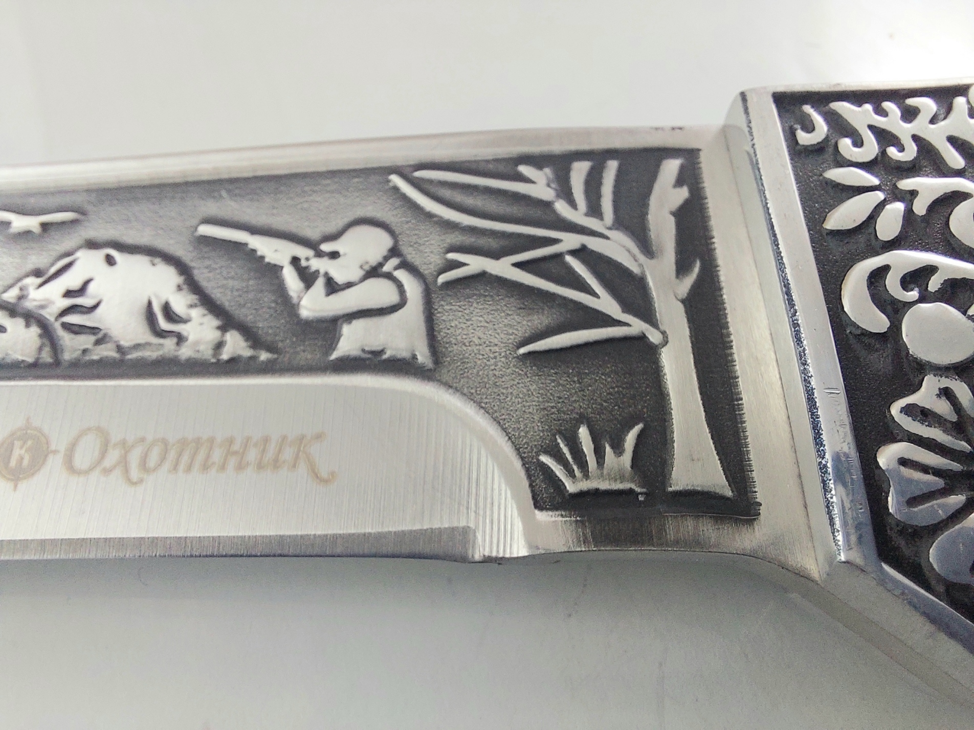 Руски ловен нож фултанг с инкрустиран ловец на острието - Охотник стал 65х13